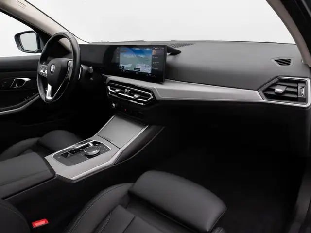 BMW 3 Series view 24