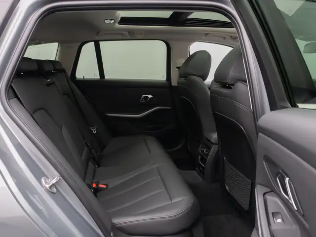 BMW 3 Series view 26