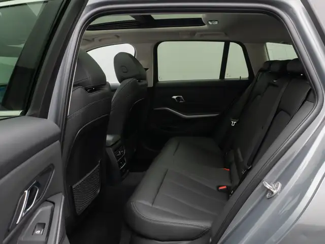 BMW 3 Series view 25