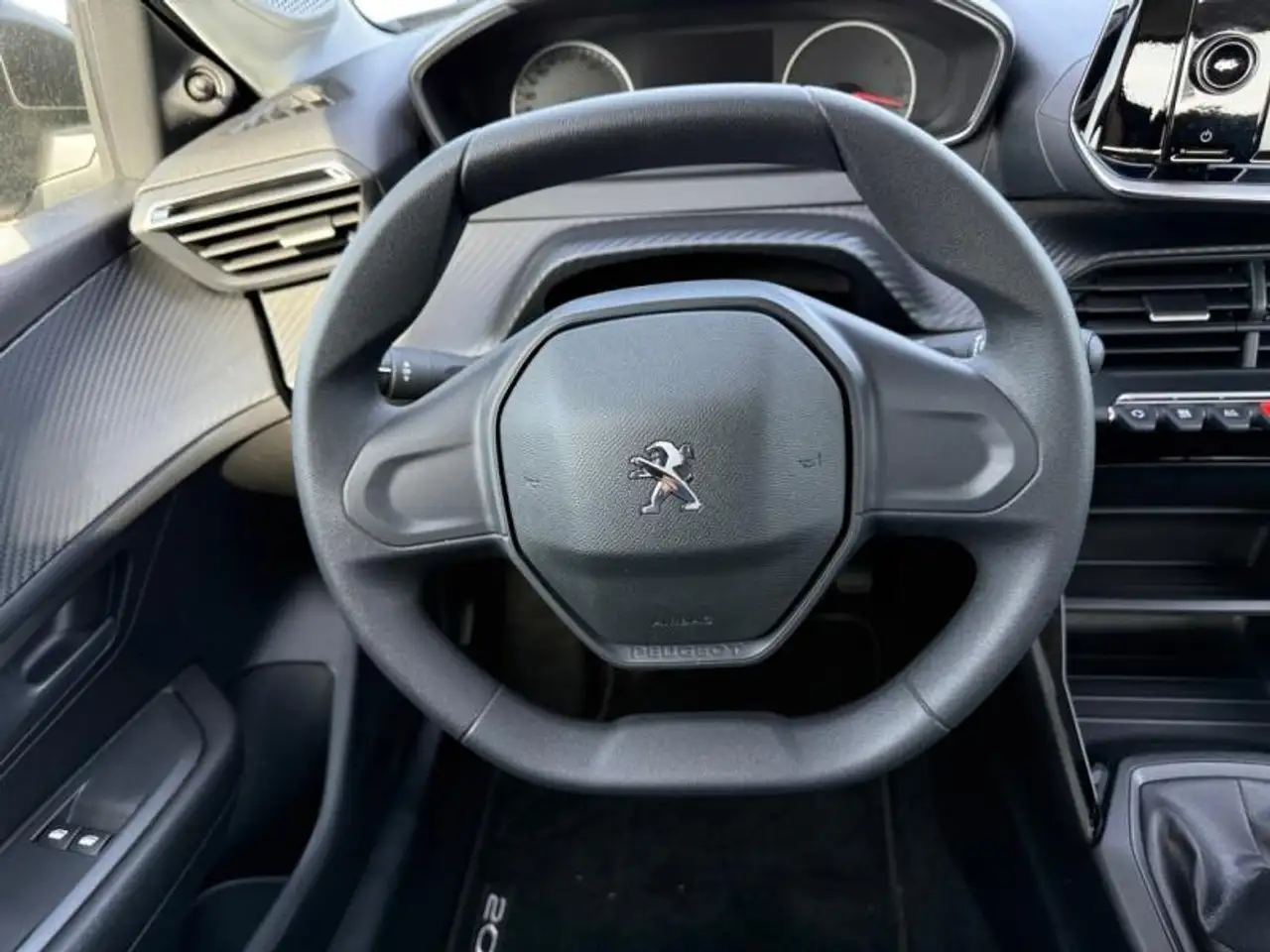 Peugeot 208 208 — photo 12