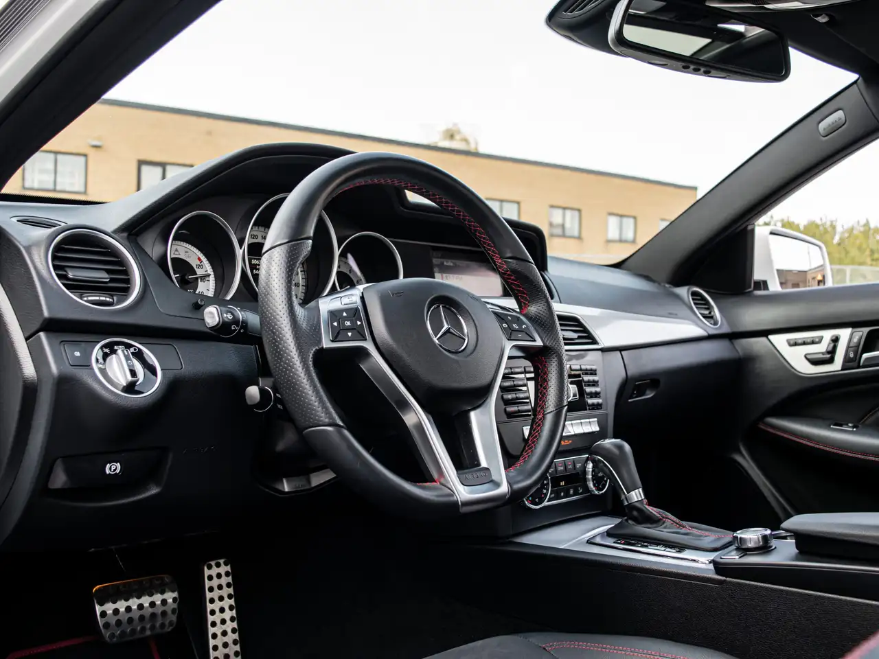 Mercedes-Benz C-Class снимка Mercedes-Benz C-Class