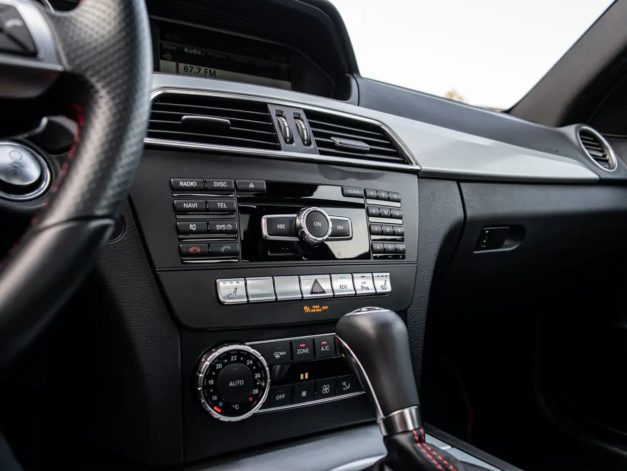 Mercedes-Benz C-Class снимка Mercedes-Benz C-Class