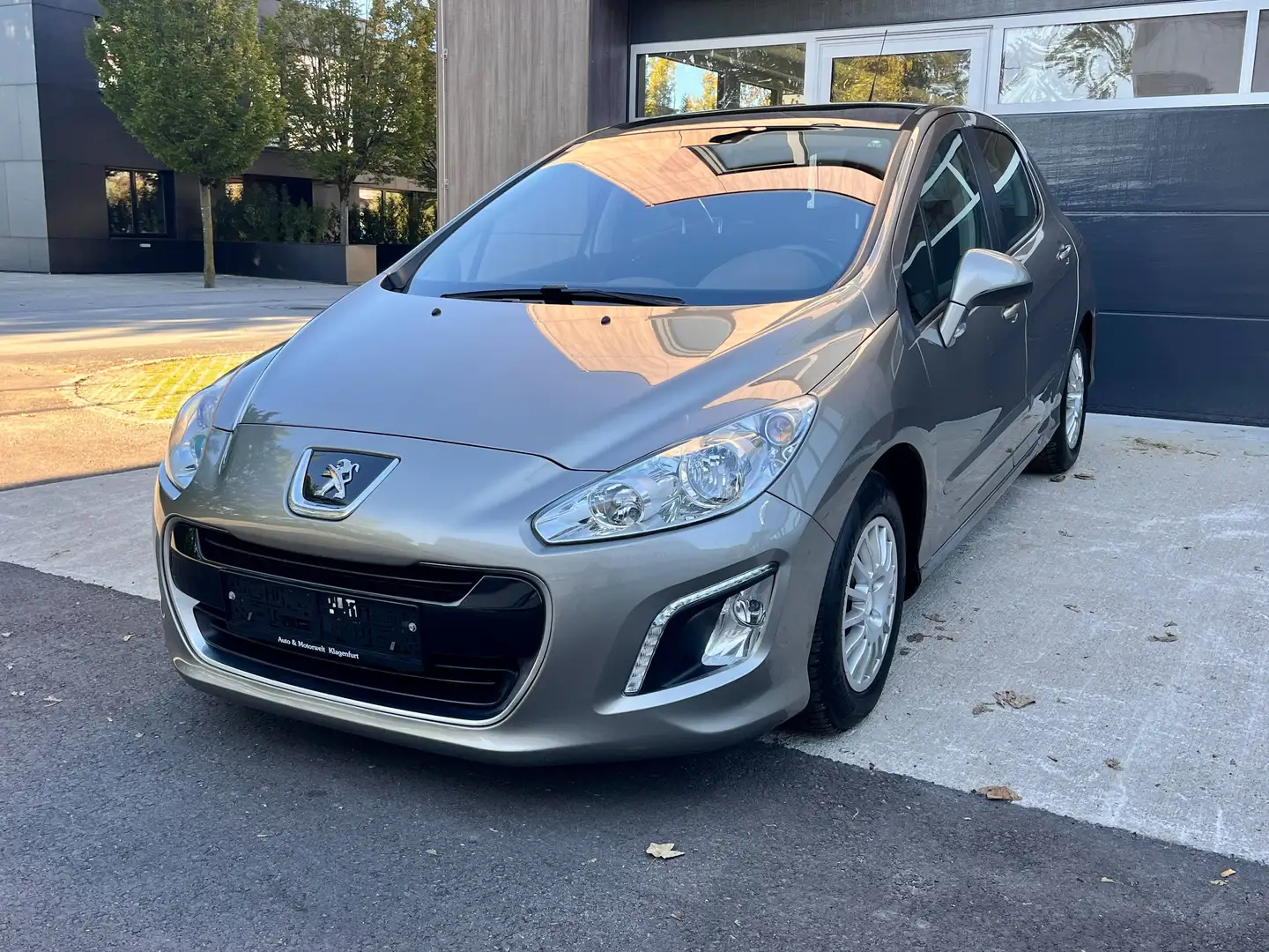 Peugeot 308 1.6 eHDI Allure Euro5 Panorama Dach Grau - 2