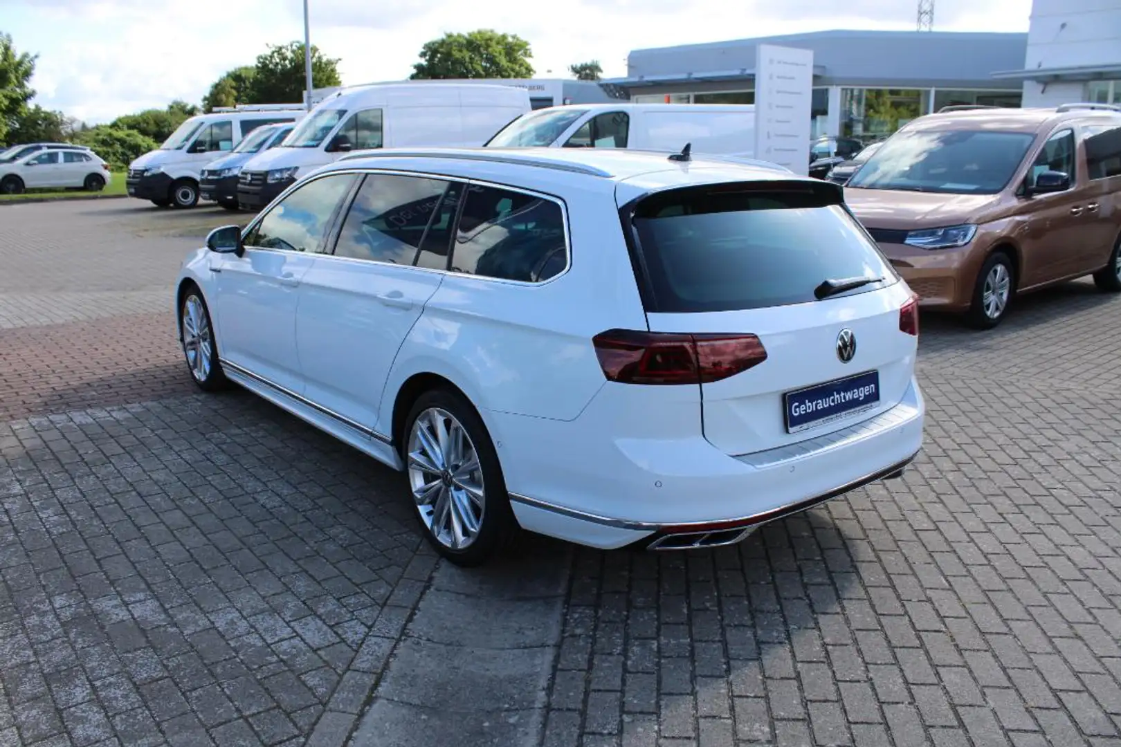 Volkswagen Passat Variant Elegance 2.0 TDI 4Motion R-line AHK Weiß - 2