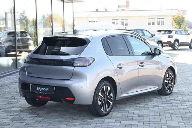 Peugeot 208 view 5