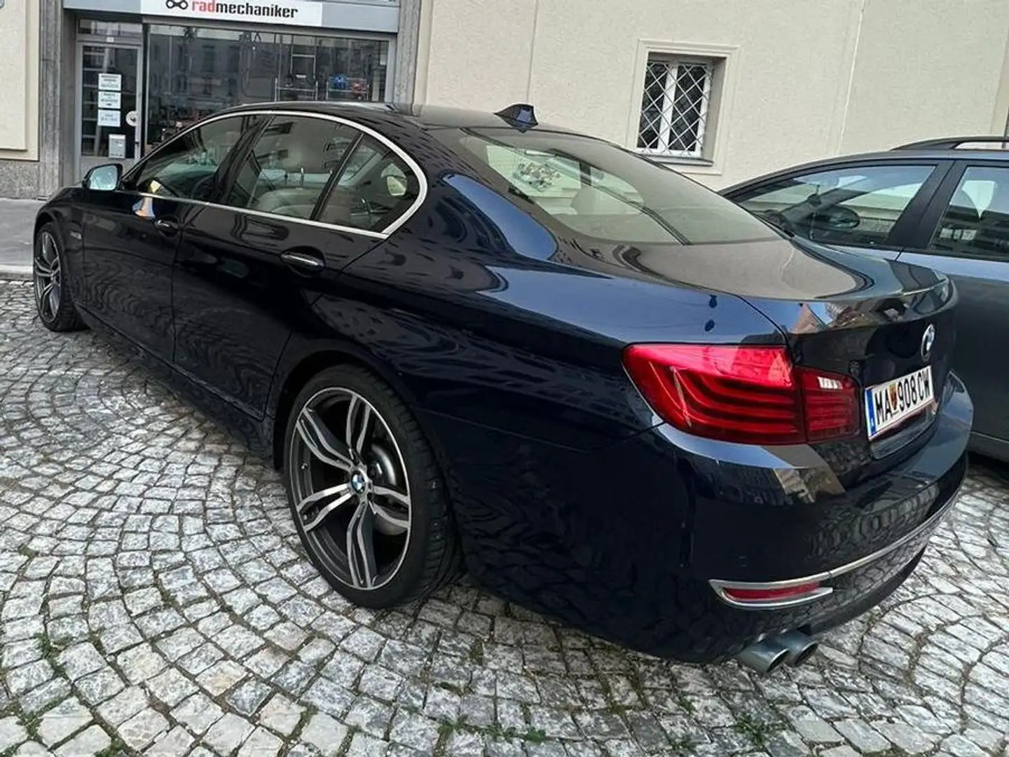 BMW 520 BMW F10 520d LCI xDrive Luxury Line. Blau - 2