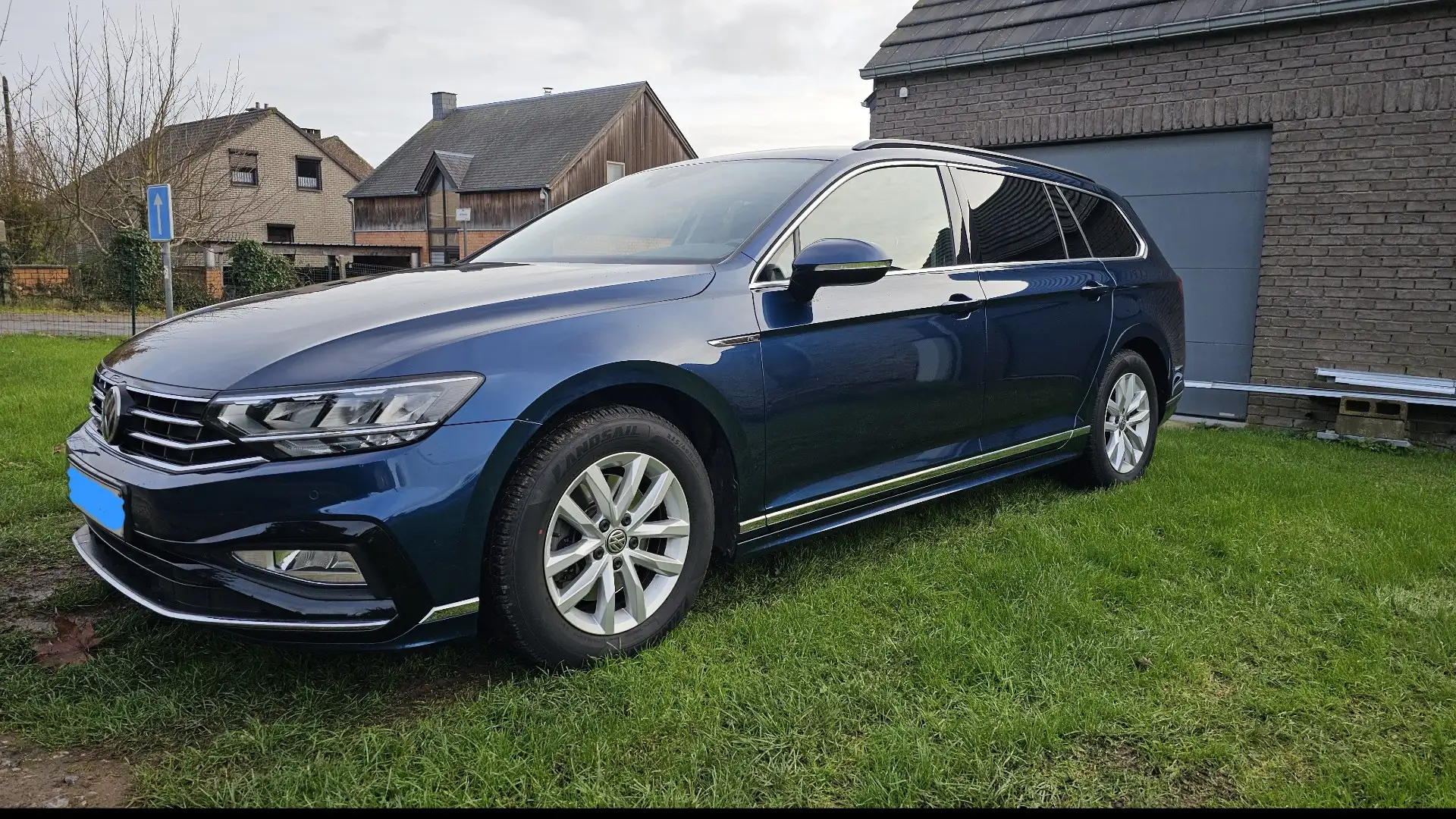 Volkswagen Passat Variant SW 1.6 TDi SCR Elegance DSG Bleu - 1