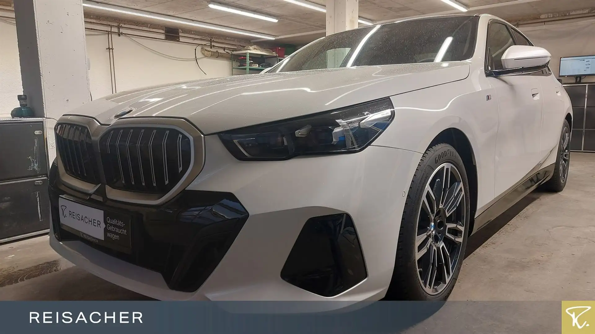 BMW 520 i A Lim M-Sport,Pano,AHK,360°,Sitzbelü,Pano Weiß - 1