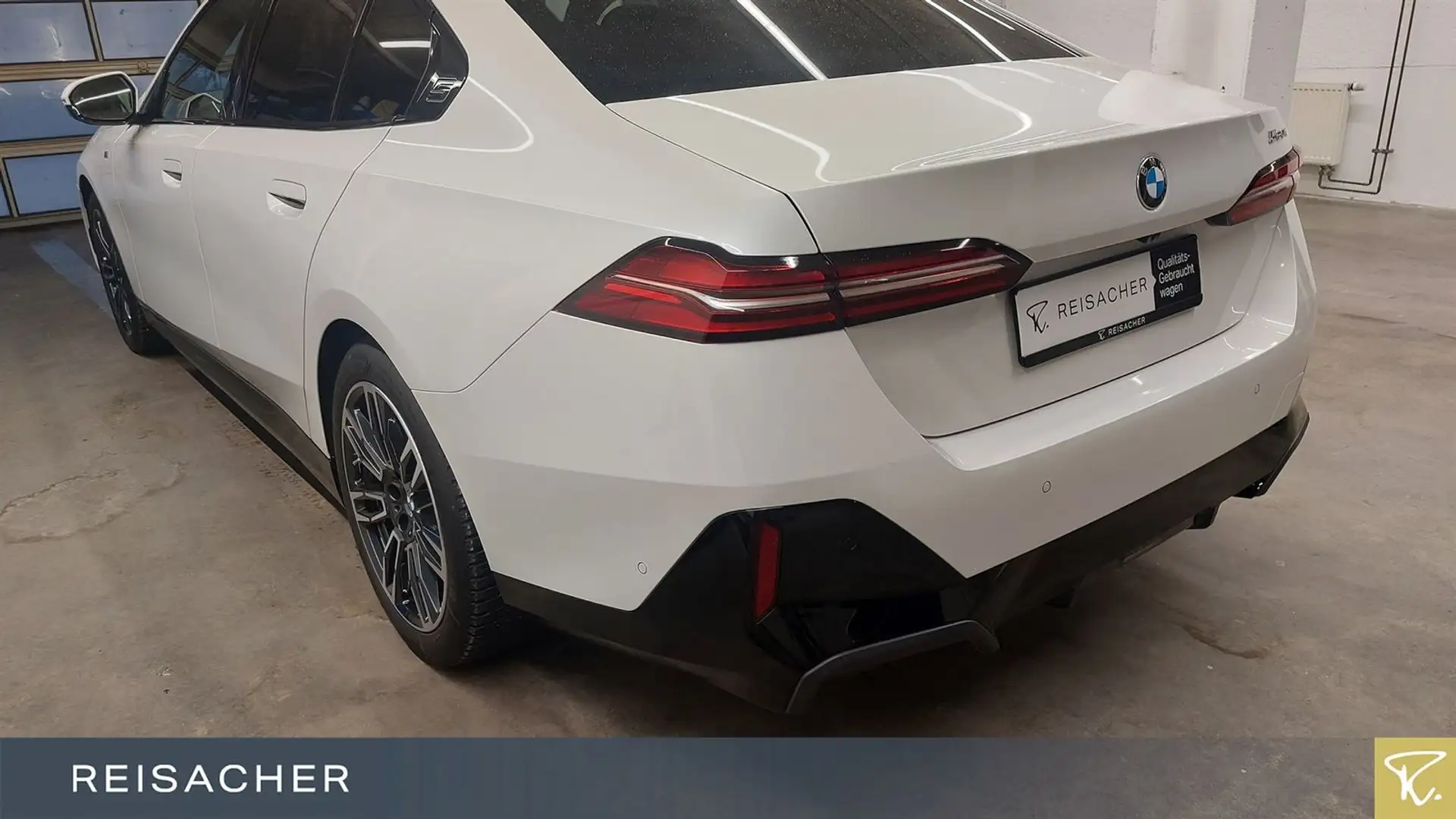 BMW 520 i A Lim M-Sport,Pano,AHK,360°,Sitzbelü,Pano Weiß - 2