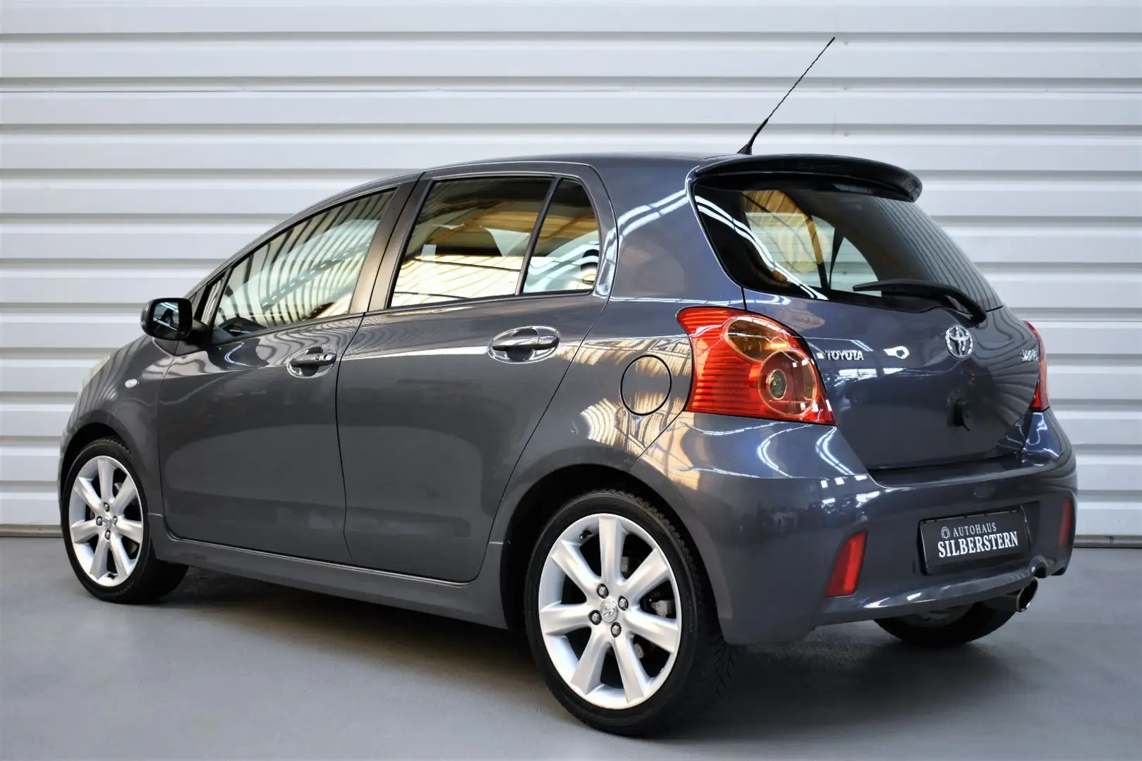 Toyota Yaris 1,8-l-Dual-VVT-i TS+Klima+Toyota Sport Grijs - 2