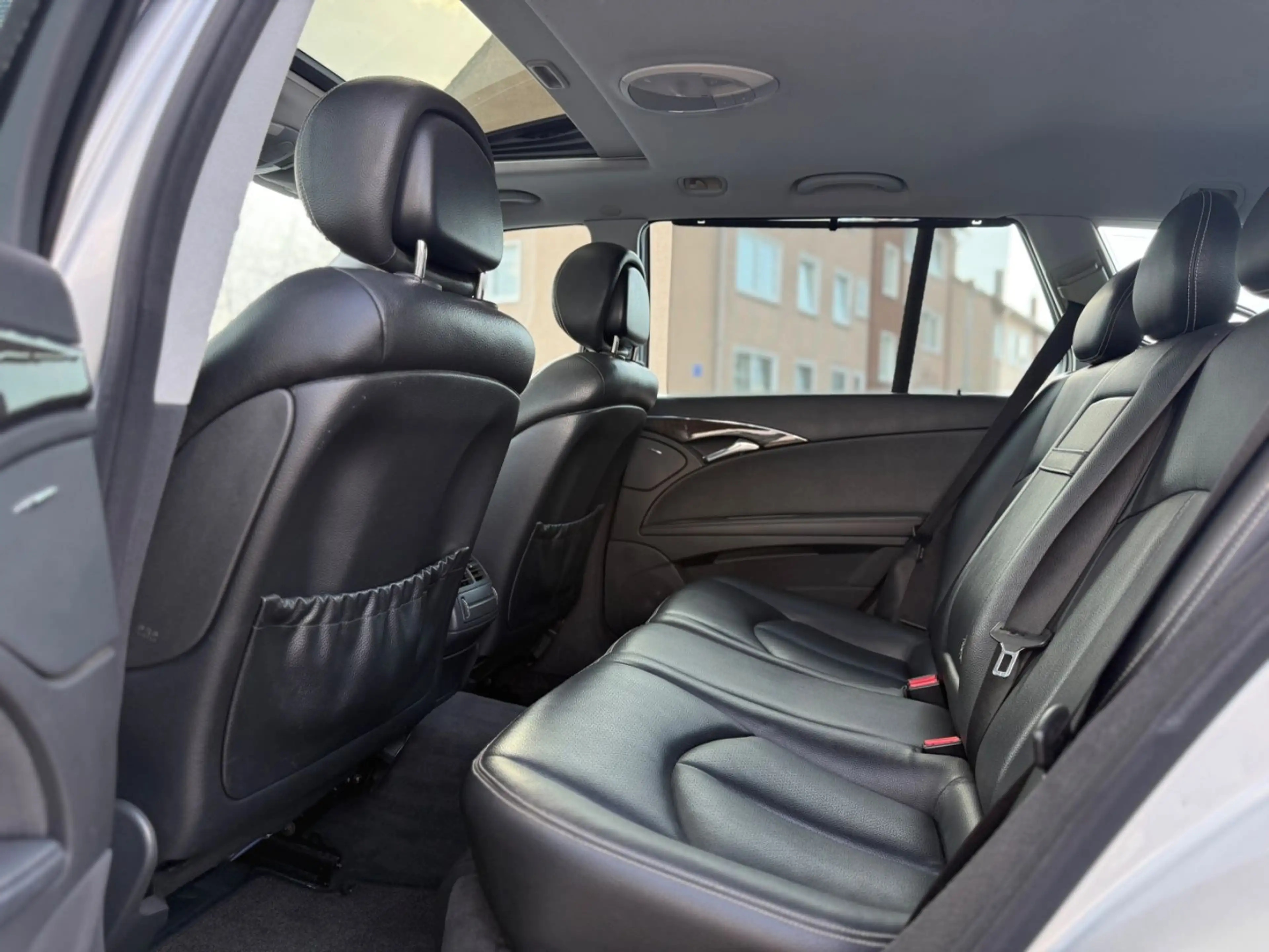 Mercedes-Benz E 350 AMG STYLING GLASDACH-SHZG-NAVI-XENON-LEDER — photo 13