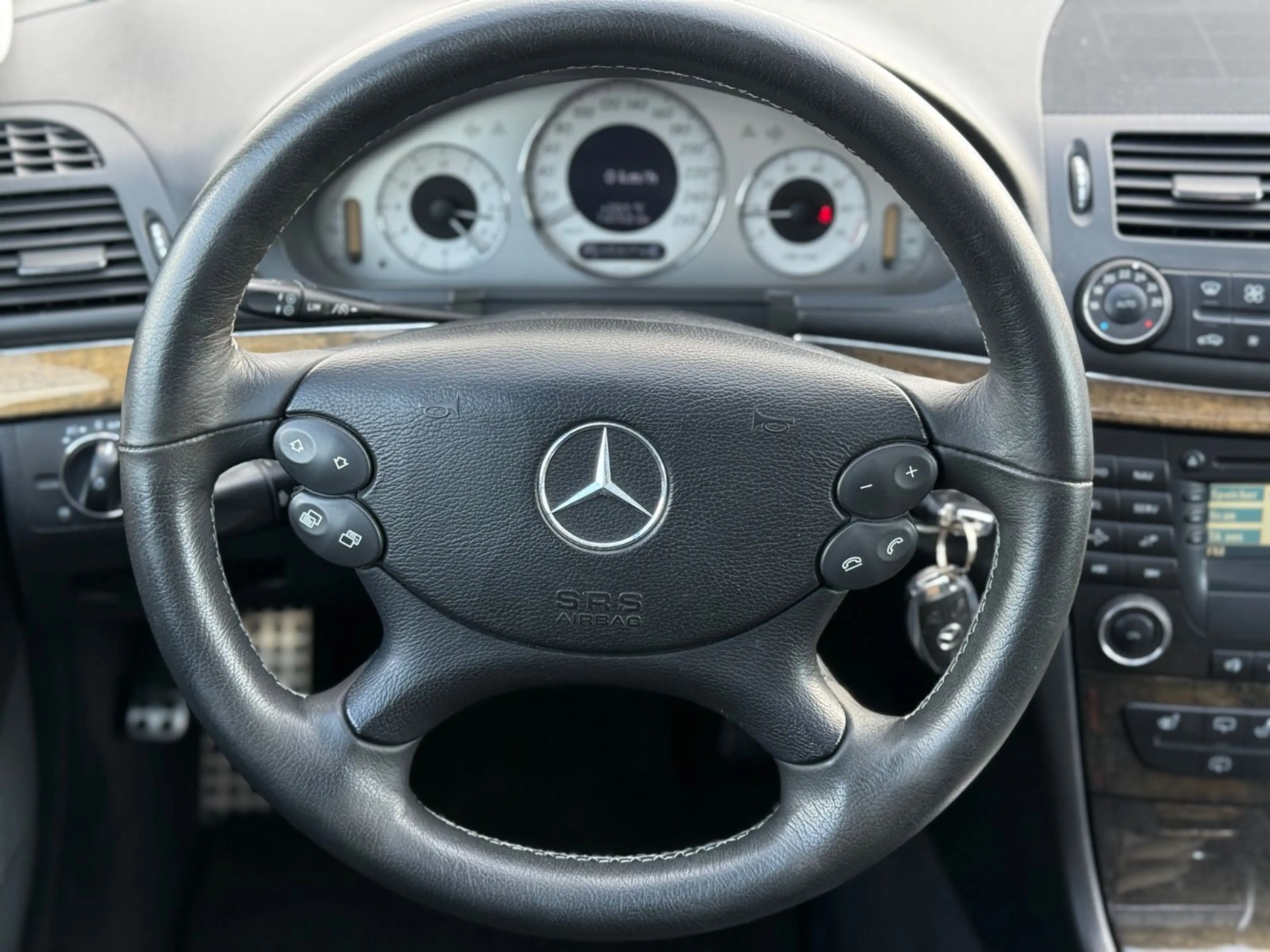 Mercedes-Benz E 350 AMG STYLING GLASDACH-SHZG-NAVI-XENON-LEDER — photo 12
