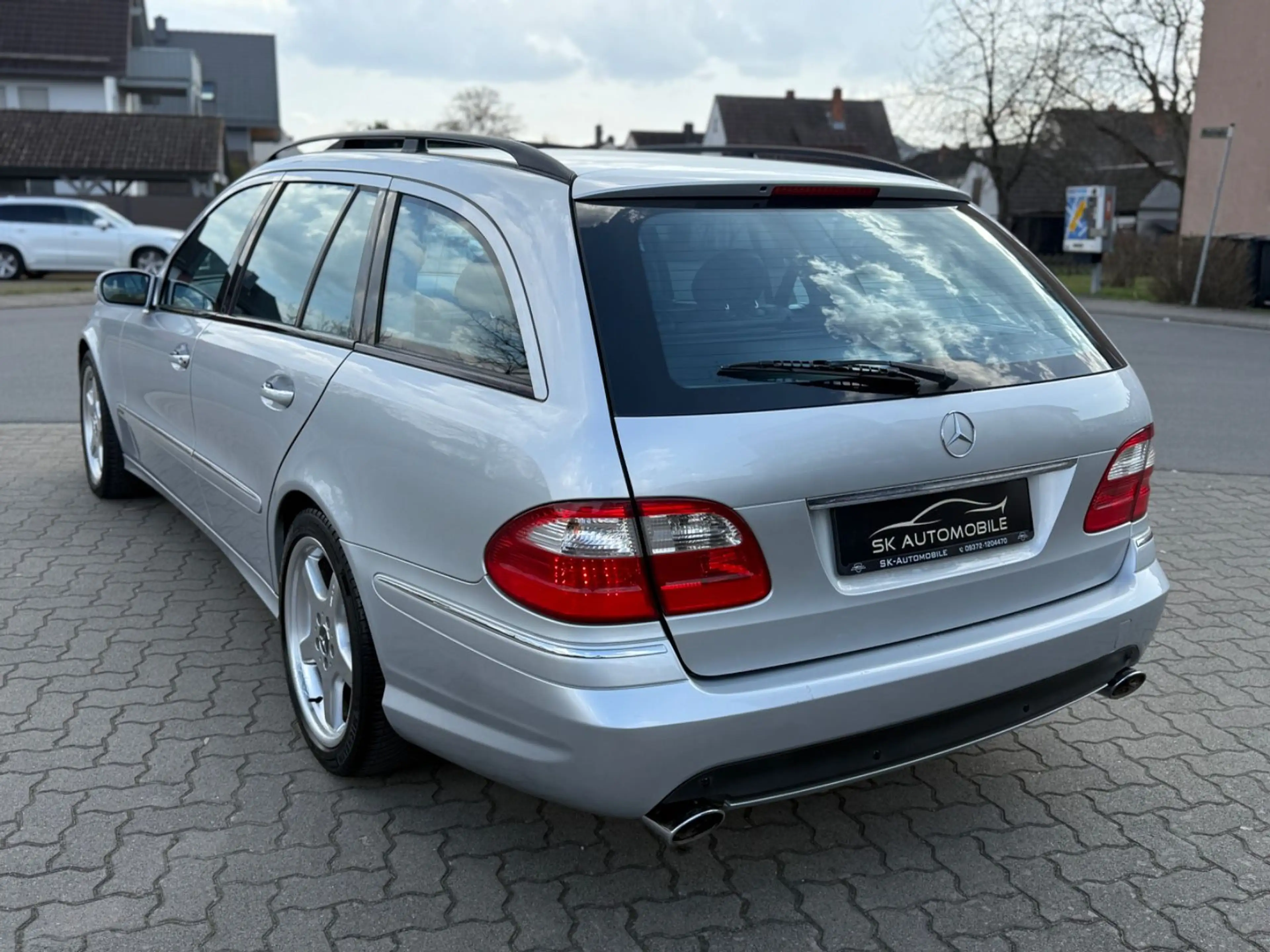 Mercedes-Benz E 350 AMG STYLING GLASDACH-SHZG-NAVI-XENON-LEDER — photo 6