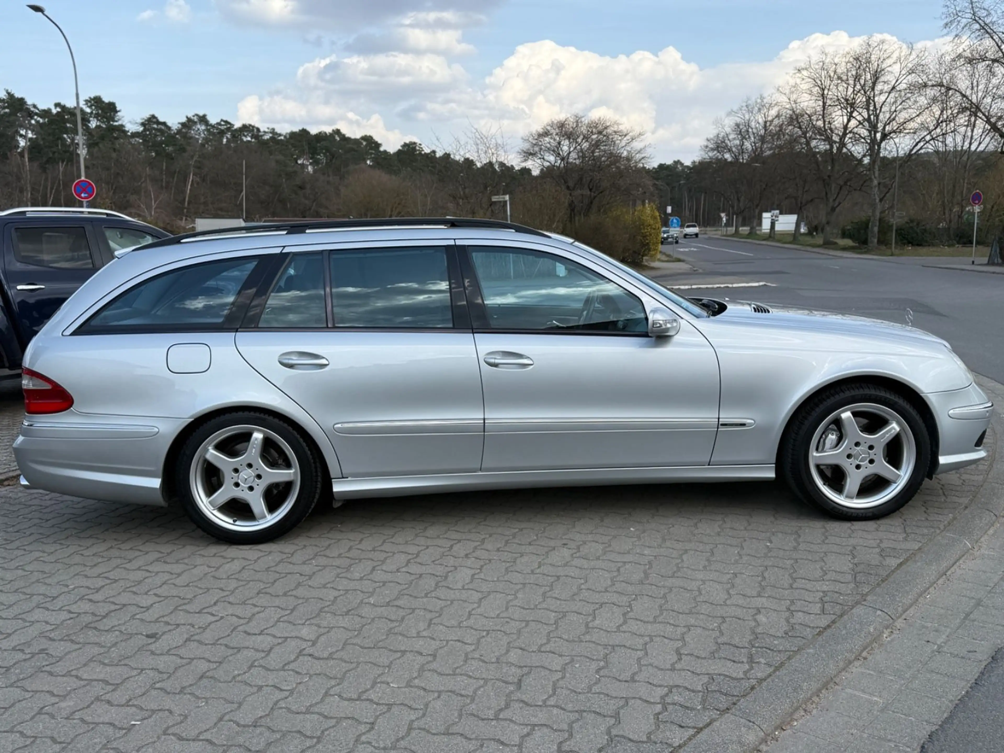 Mercedes-Benz E 350 AMG STYLING GLASDACH-SHZG-NAVI-XENON-LEDER — photo 4