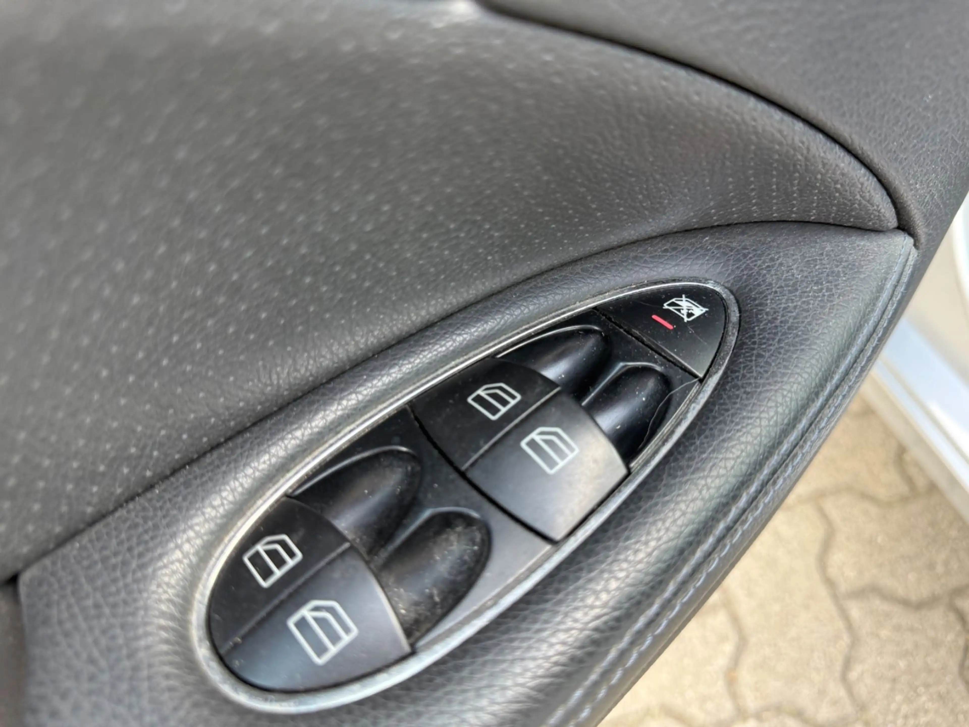 Mercedes-Benz E 350 AMG STYLING GLASDACH-SHZG-NAVI-XENON-LEDER — photo 19