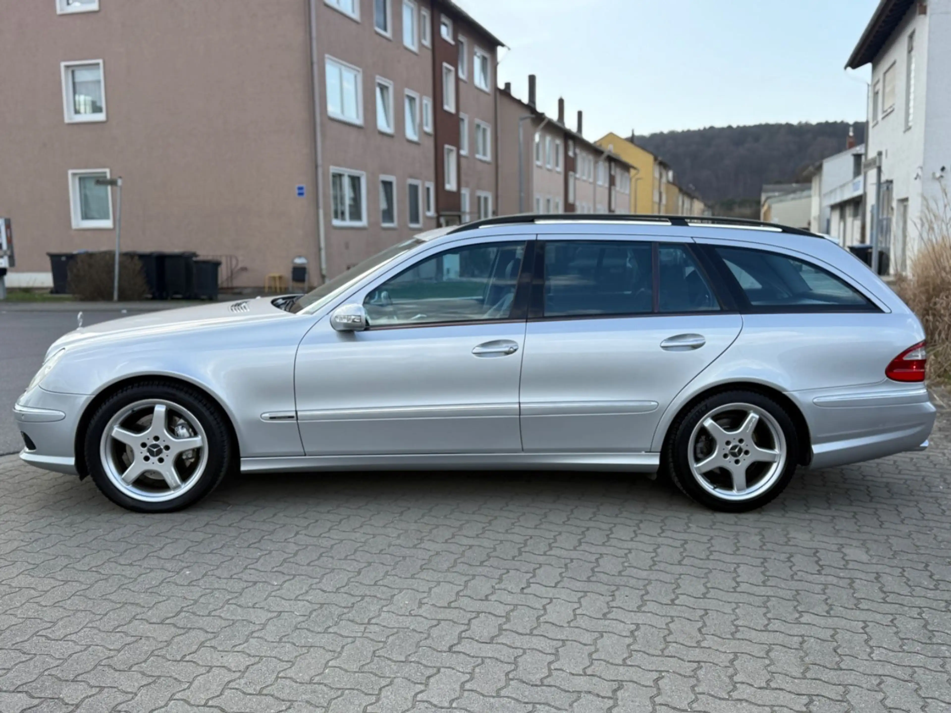 Mercedes-Benz E 350 AMG STYLING GLASDACH-SHZG-NAVI-XENON-LEDER — photo 3