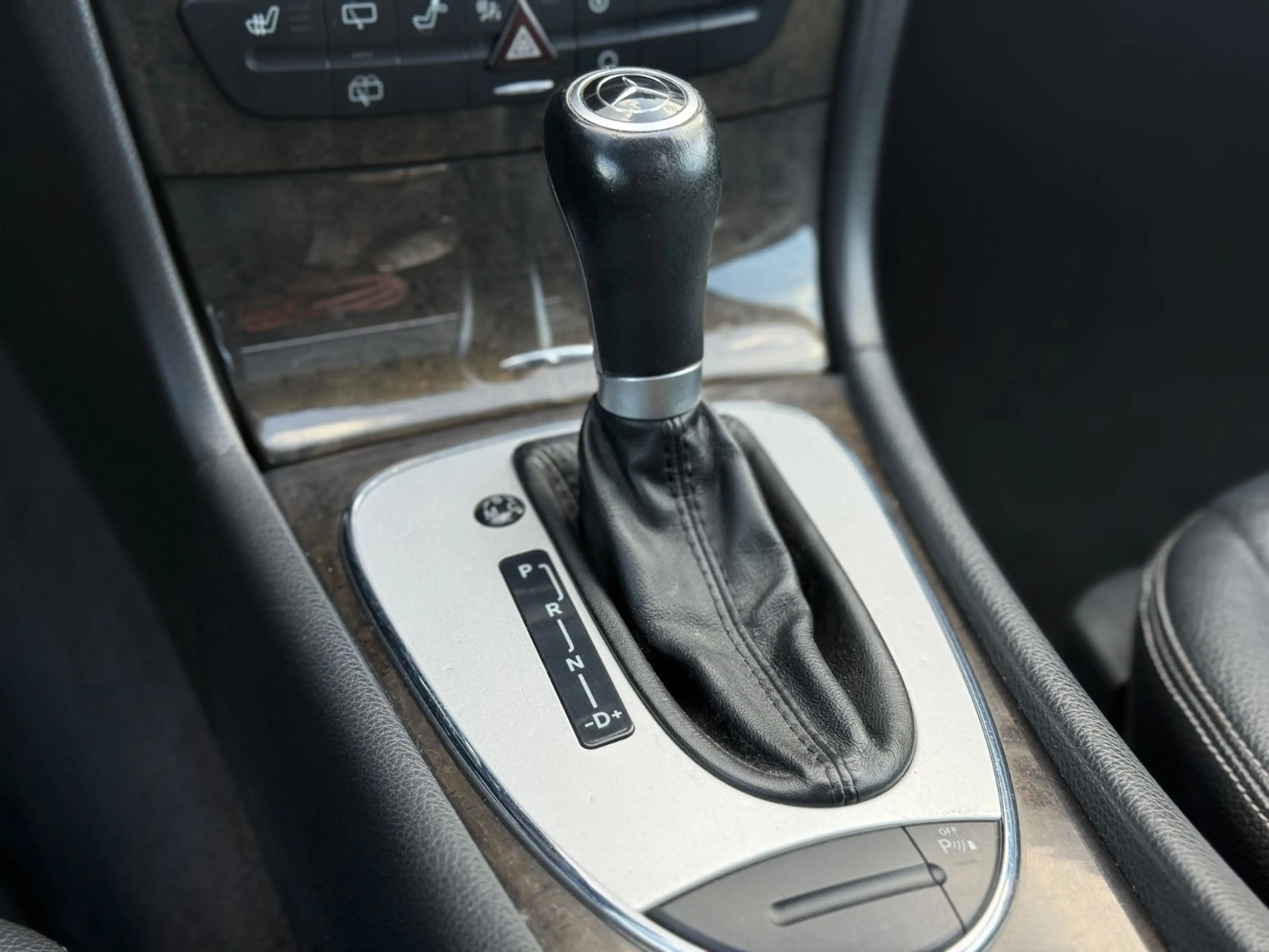 Mercedes-Benz E 350 AMG STYLING GLASDACH-SHZG-NAVI-XENON-LEDER — photo 16