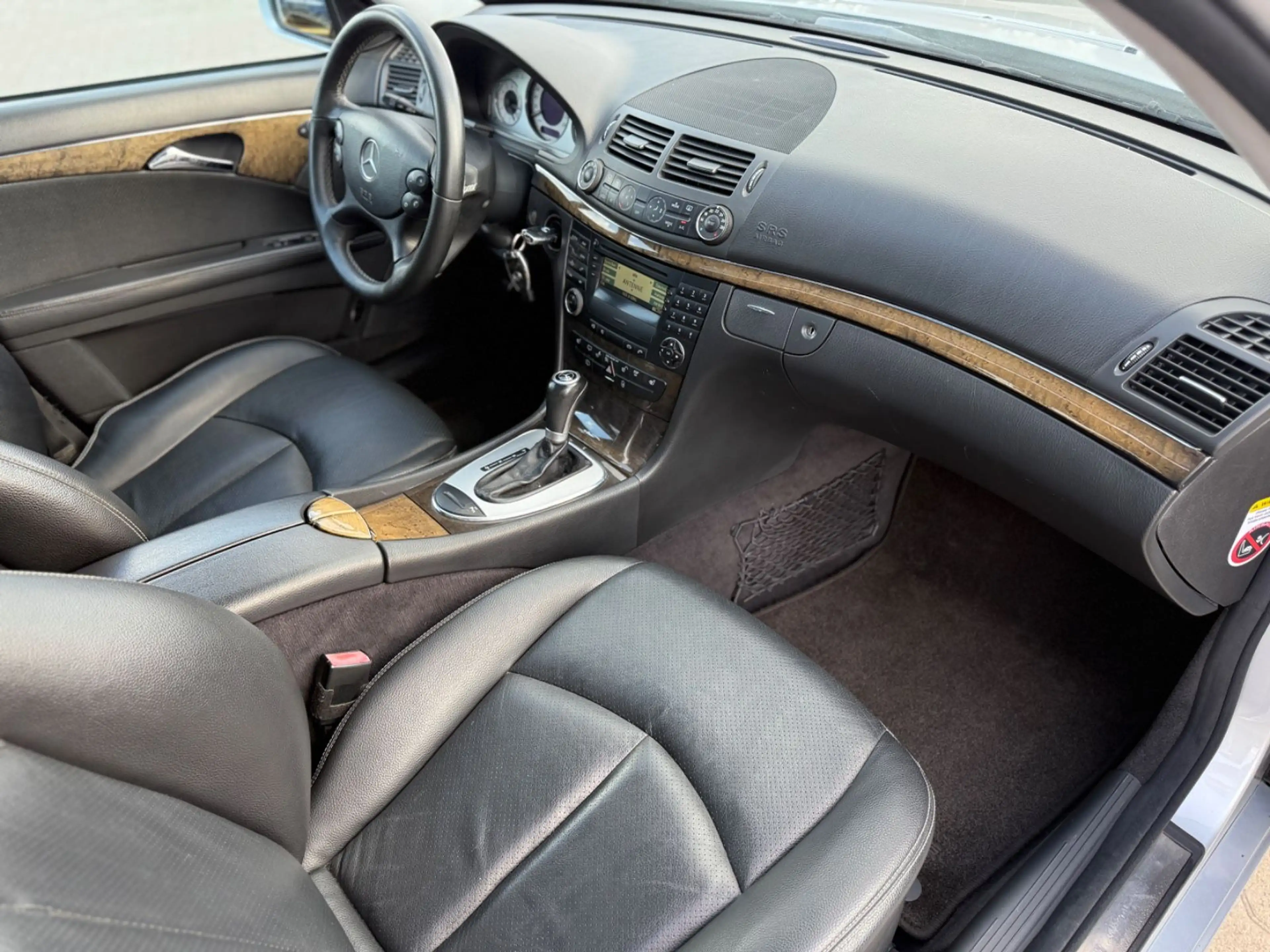 Mercedes-Benz E 350 AMG STYLING GLASDACH-SHZG-NAVI-XENON-LEDER — photo 15