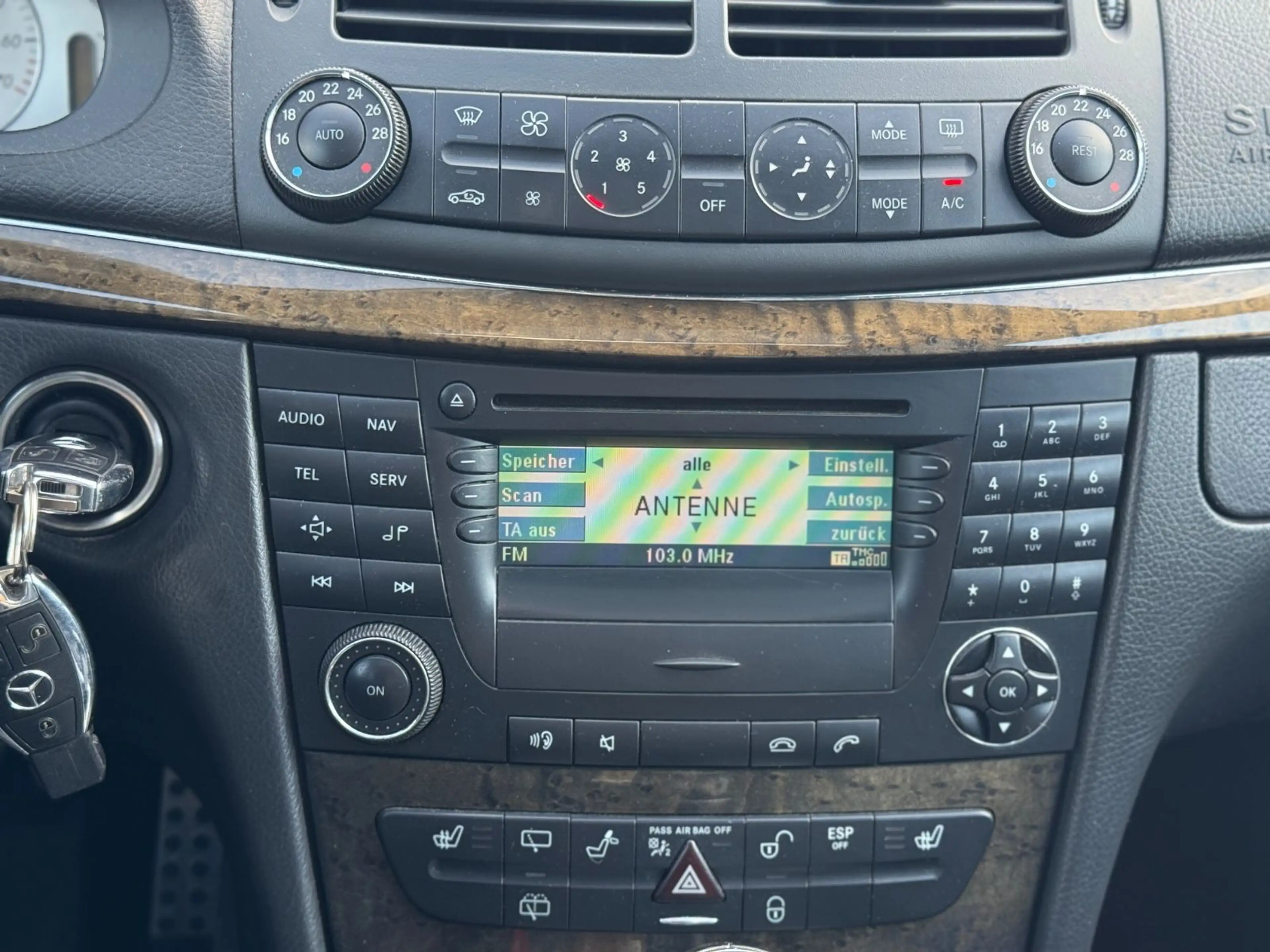 Mercedes-Benz E 350 AMG STYLING GLASDACH-SHZG-NAVI-XENON-LEDER — photo 17