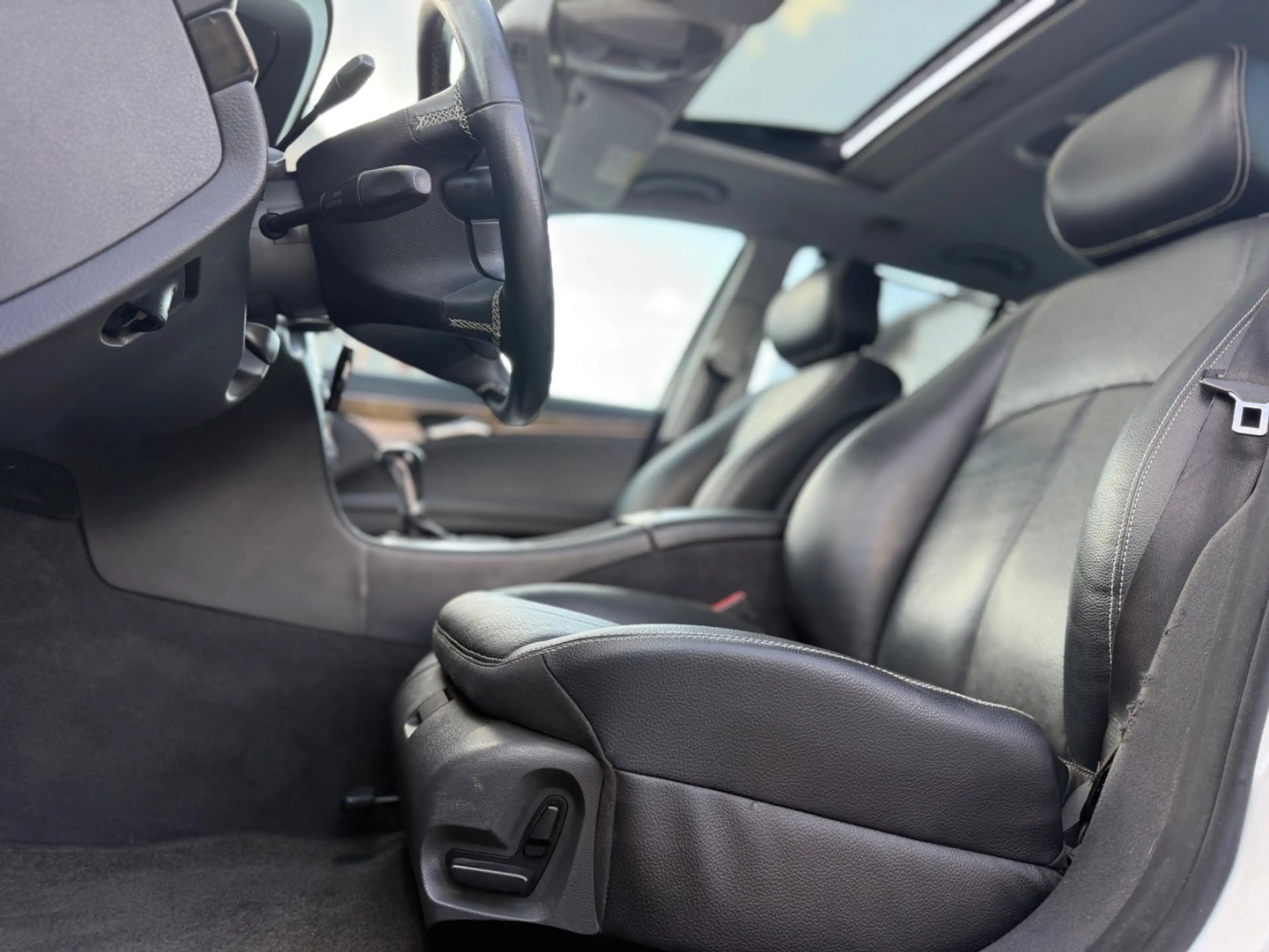 Mercedes-Benz E 350 AMG STYLING GLASDACH-SHZG-NAVI-XENON-LEDER — photo 9