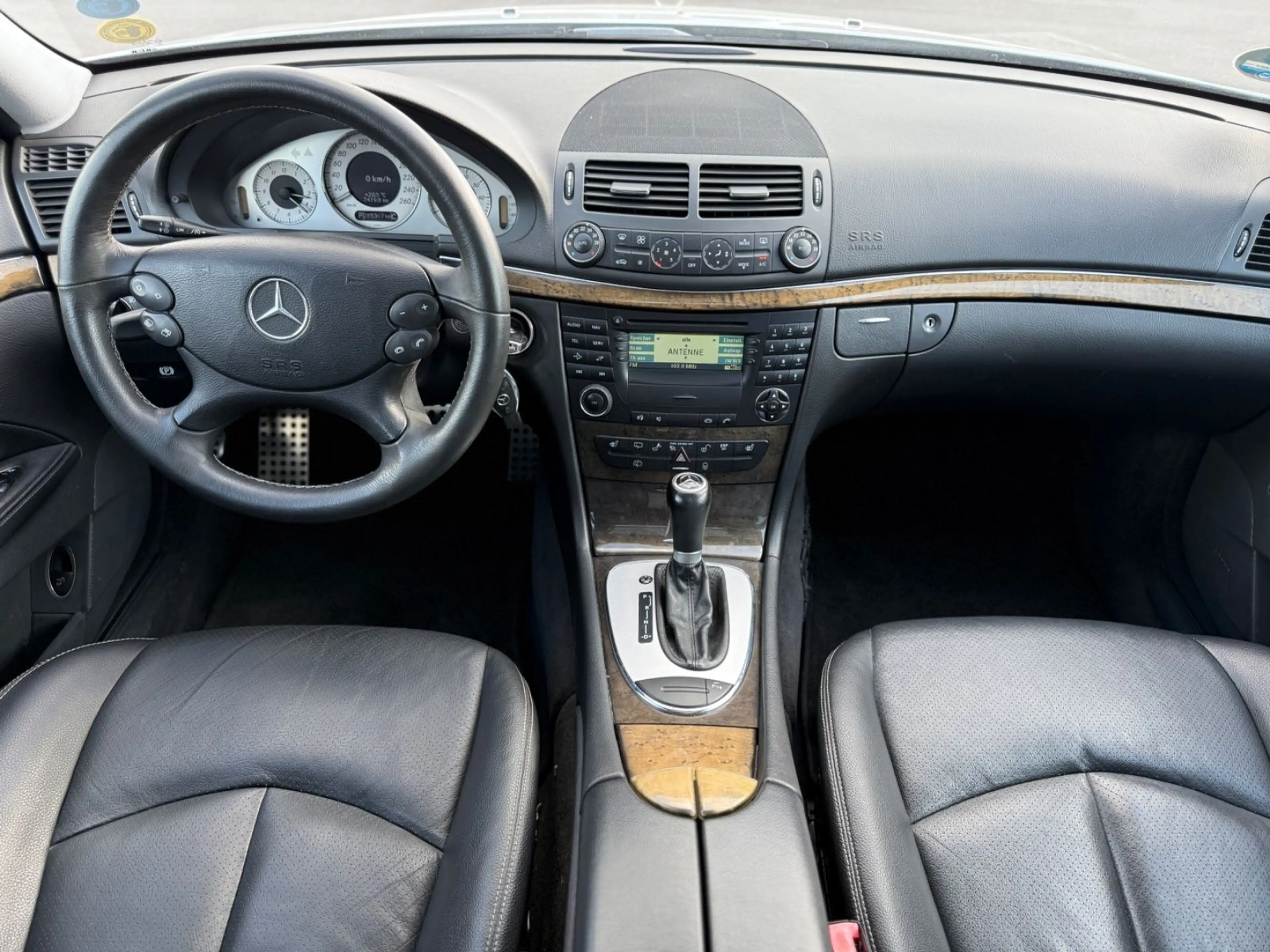 Mercedes-Benz E 350 AMG STYLING GLASDACH-SHZG-NAVI-XENON-LEDER — photo 11