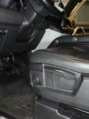 Land Rover Defender view 11