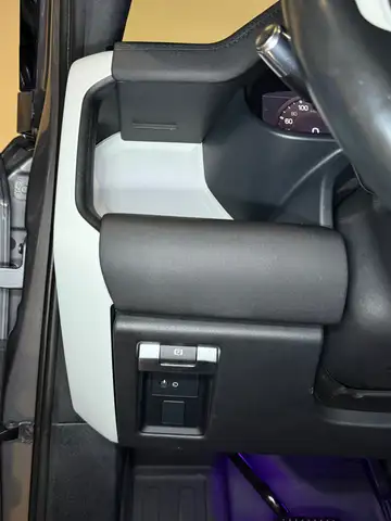 Land Rover Defender view 15