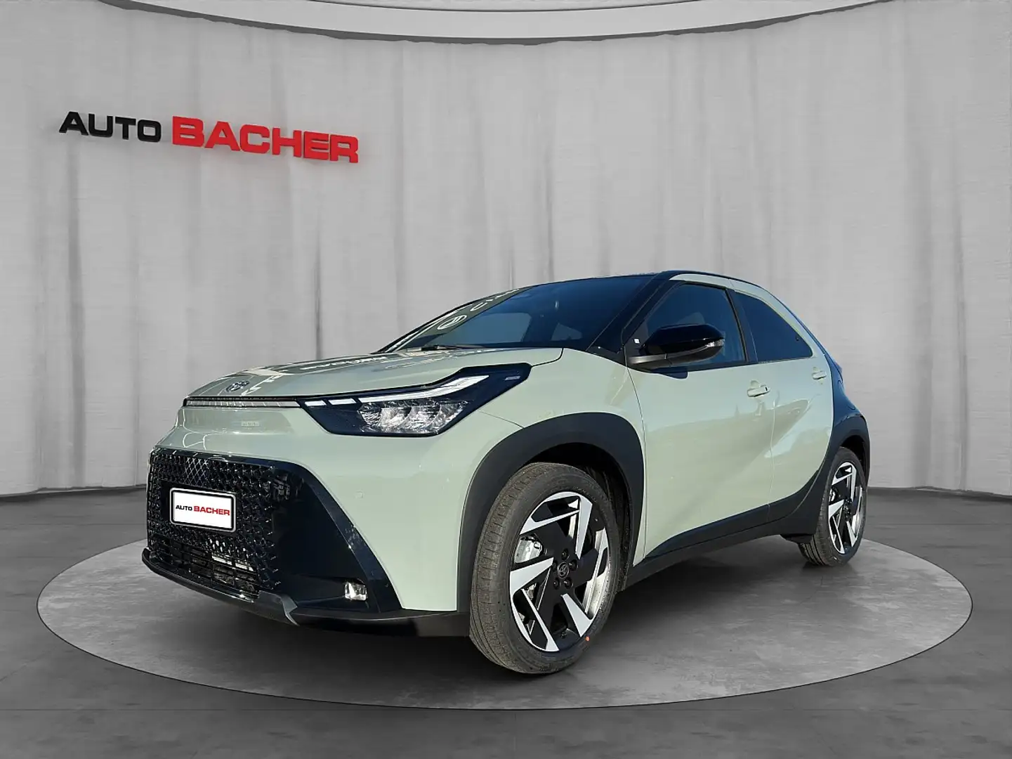 Toyota Aygo X 1,5 Hybrid Grün - 1