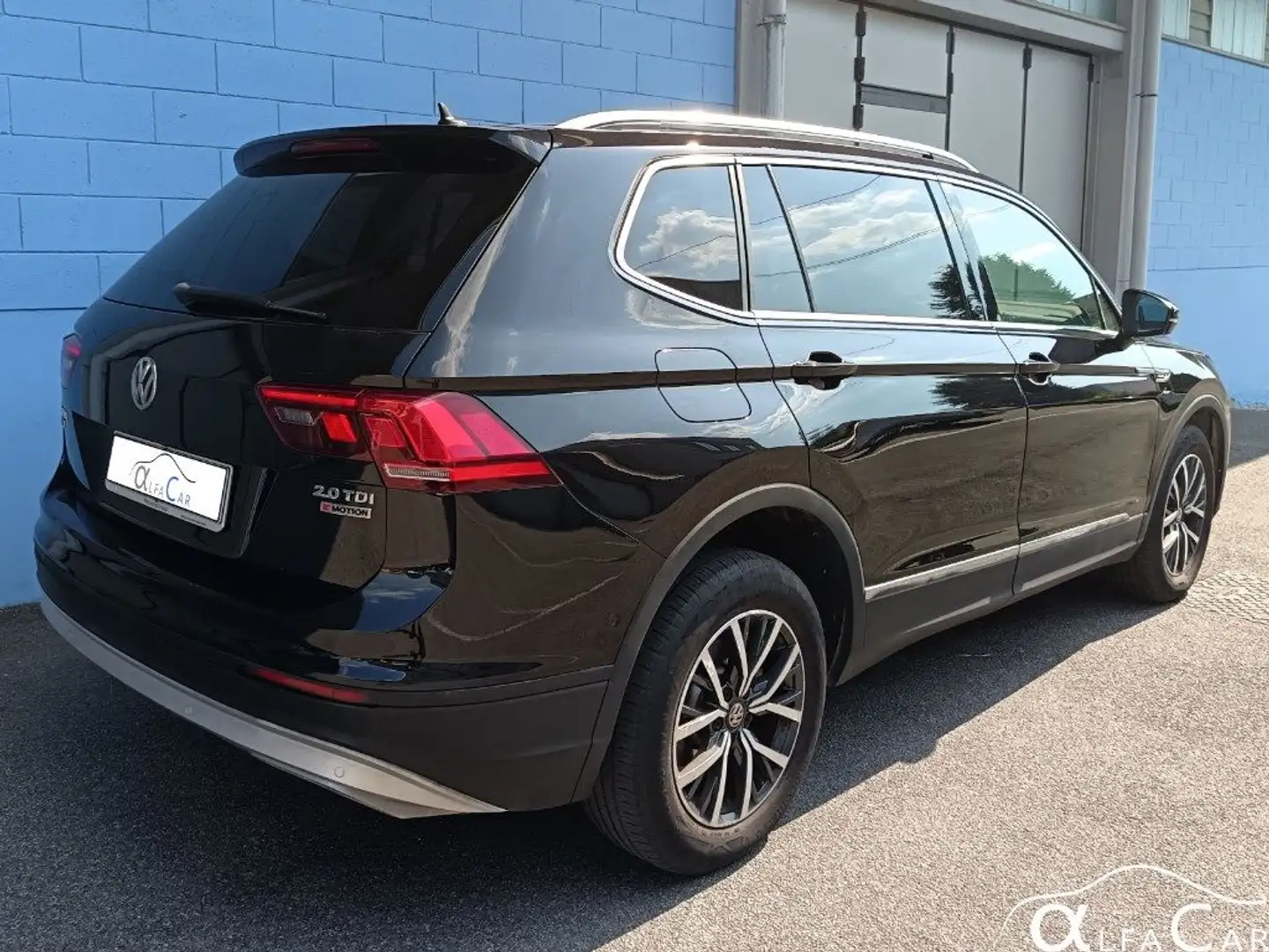 Volkswagen Tiguan Allspace 2.0 TDI SCR DSG 4MOTION Business BMT Zwart - 2