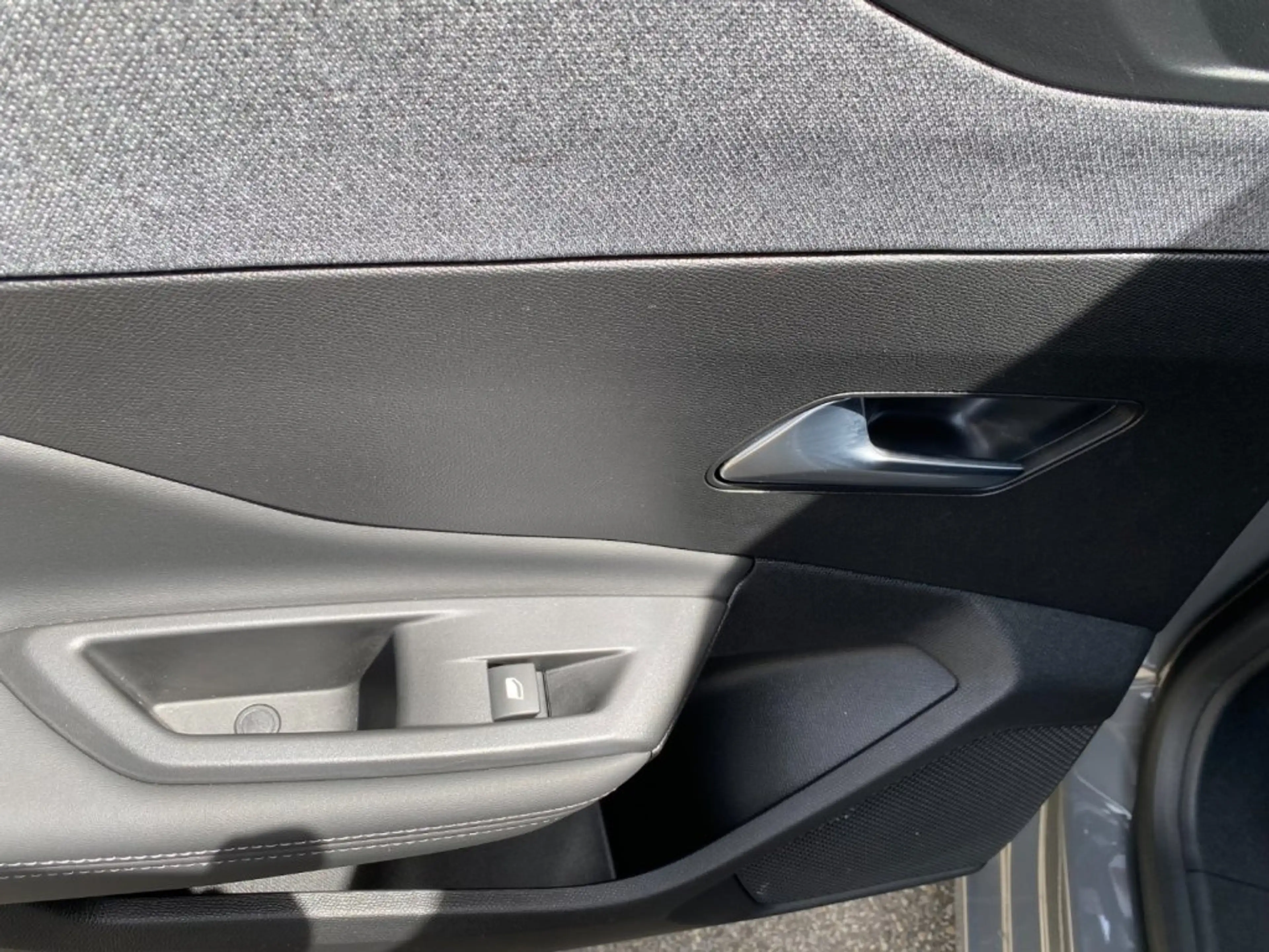 Peugeot 308 SW ALLURE Hybrid 145 e-DCS6 — photo 13
