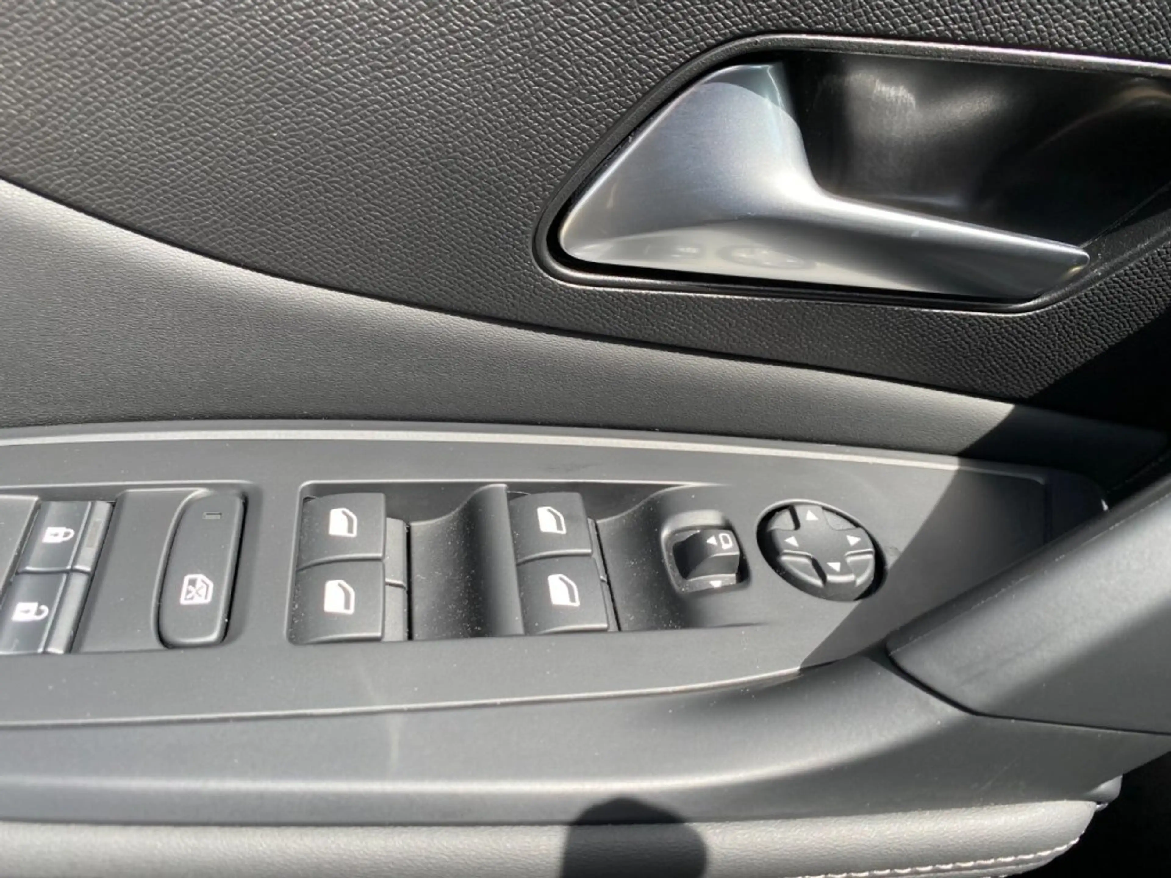 Peugeot 308 SW ALLURE Hybrid 145 e-DCS6 — photo 11