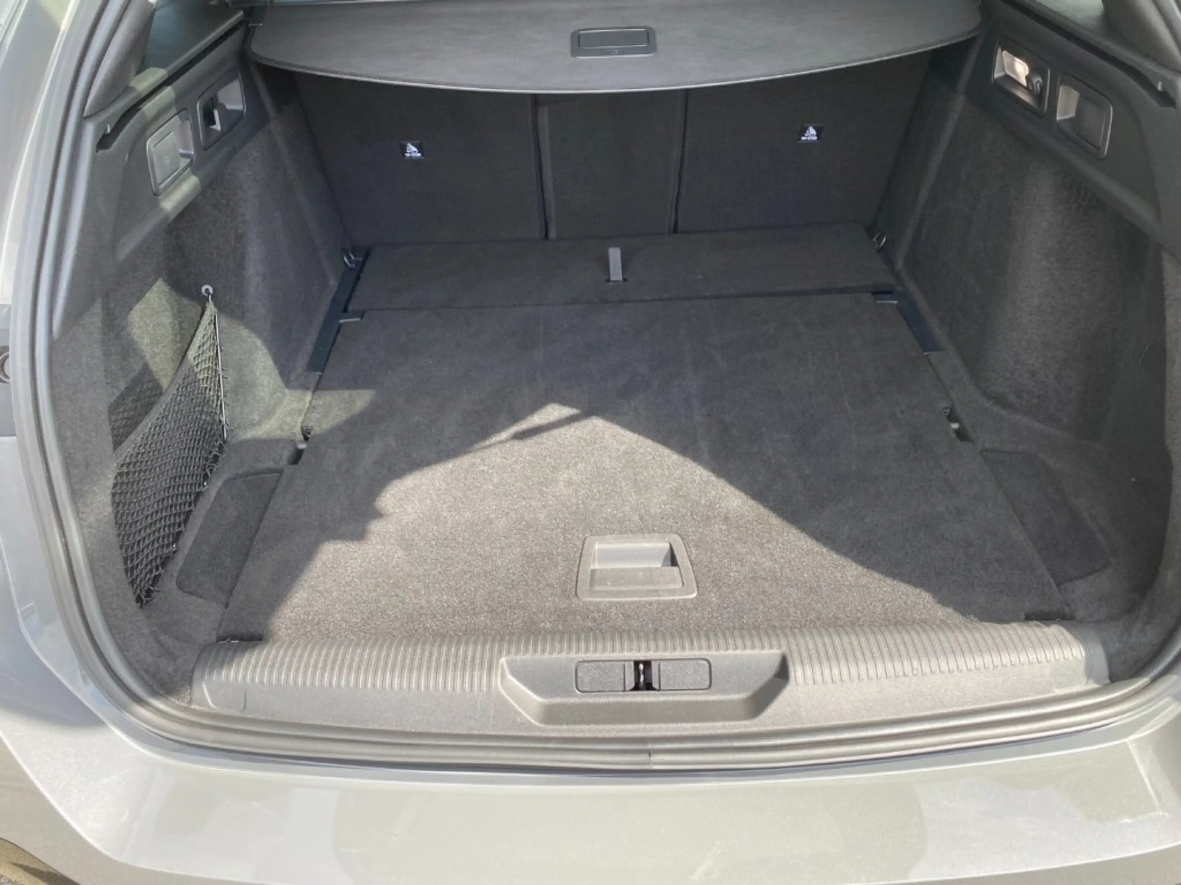 Peugeot 308 SW ALLURE Hybrid 145 e-DCS6 — photo 14