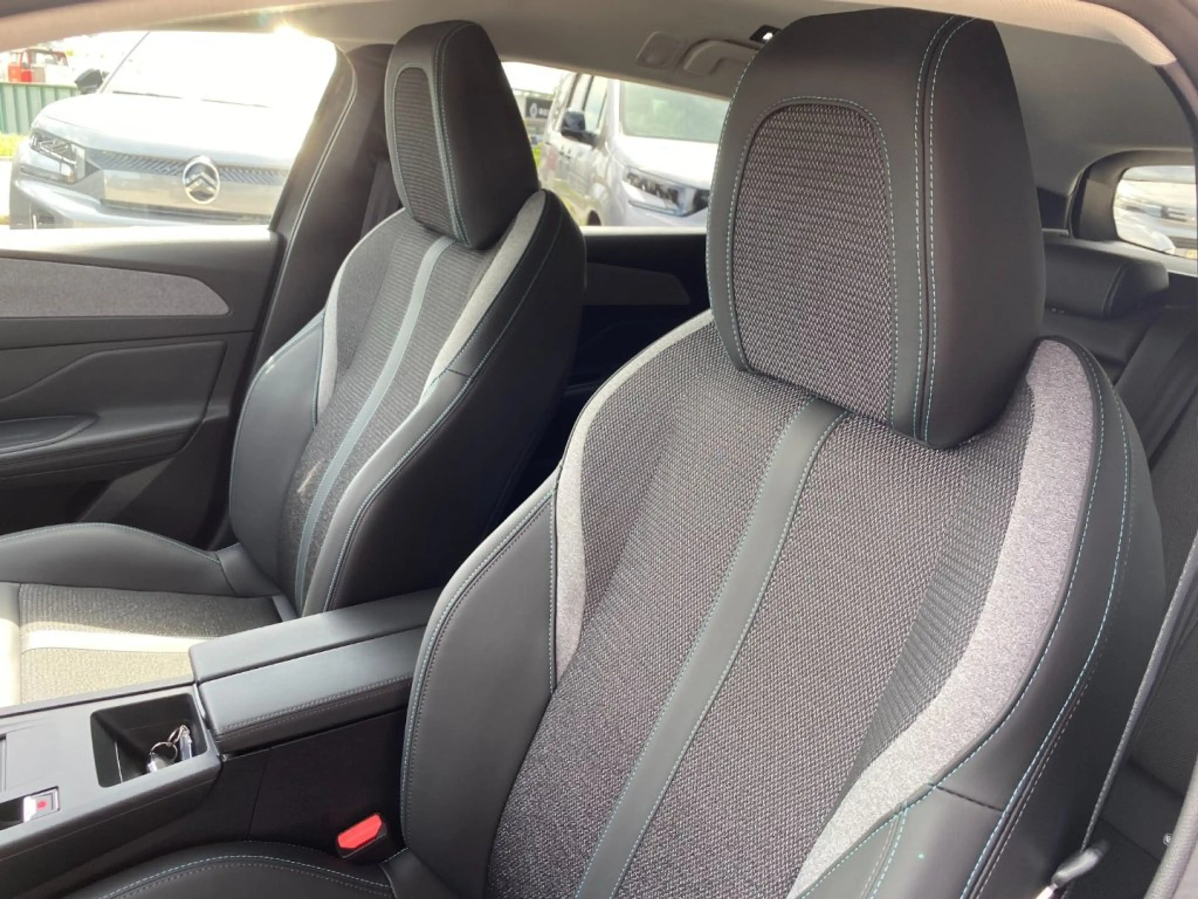 Peugeot 308 SW ALLURE Hybrid 145 e-DCS6 — photo 9