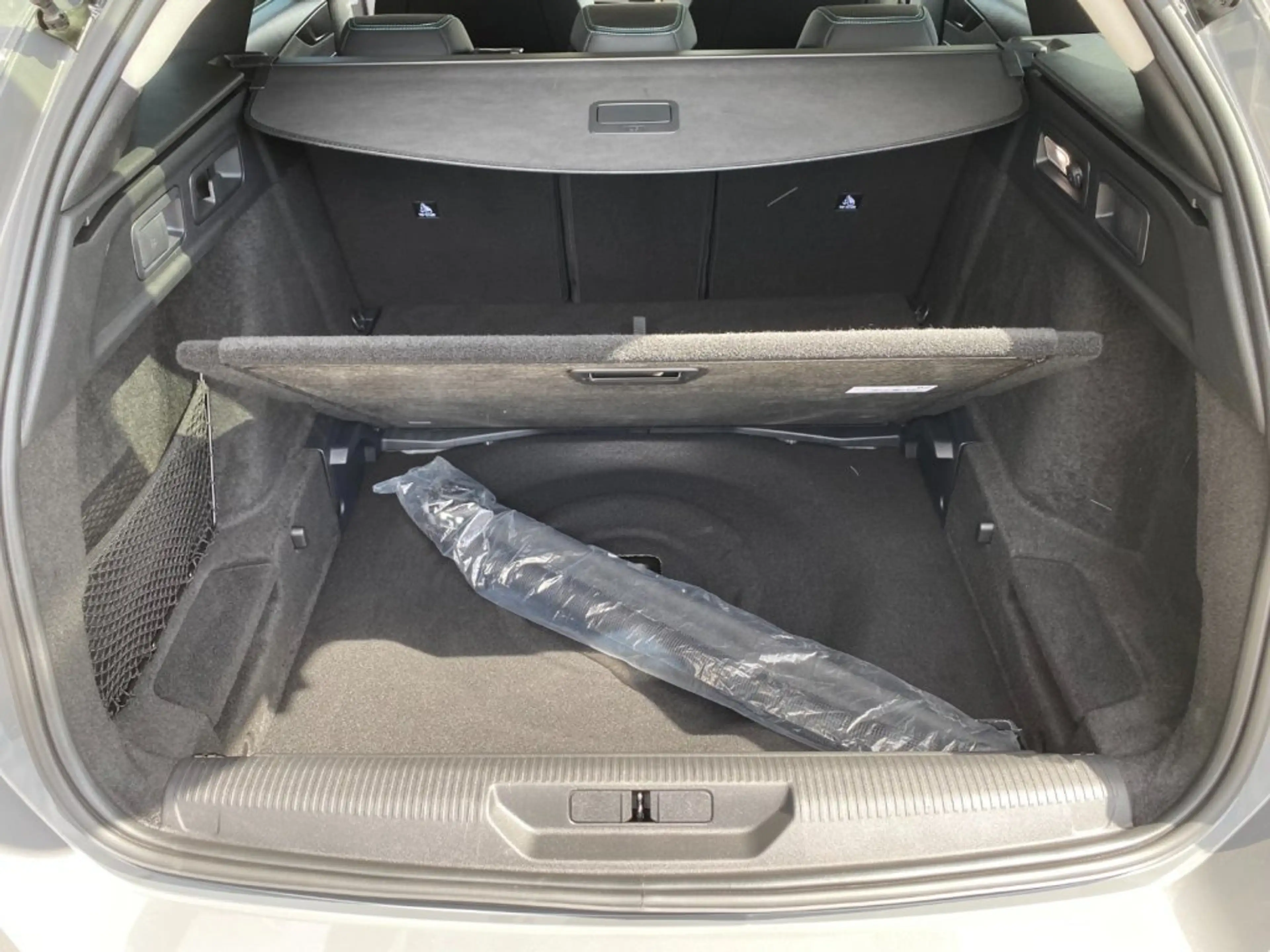 Peugeot 308 SW ALLURE Hybrid 145 e-DCS6 — photo 15