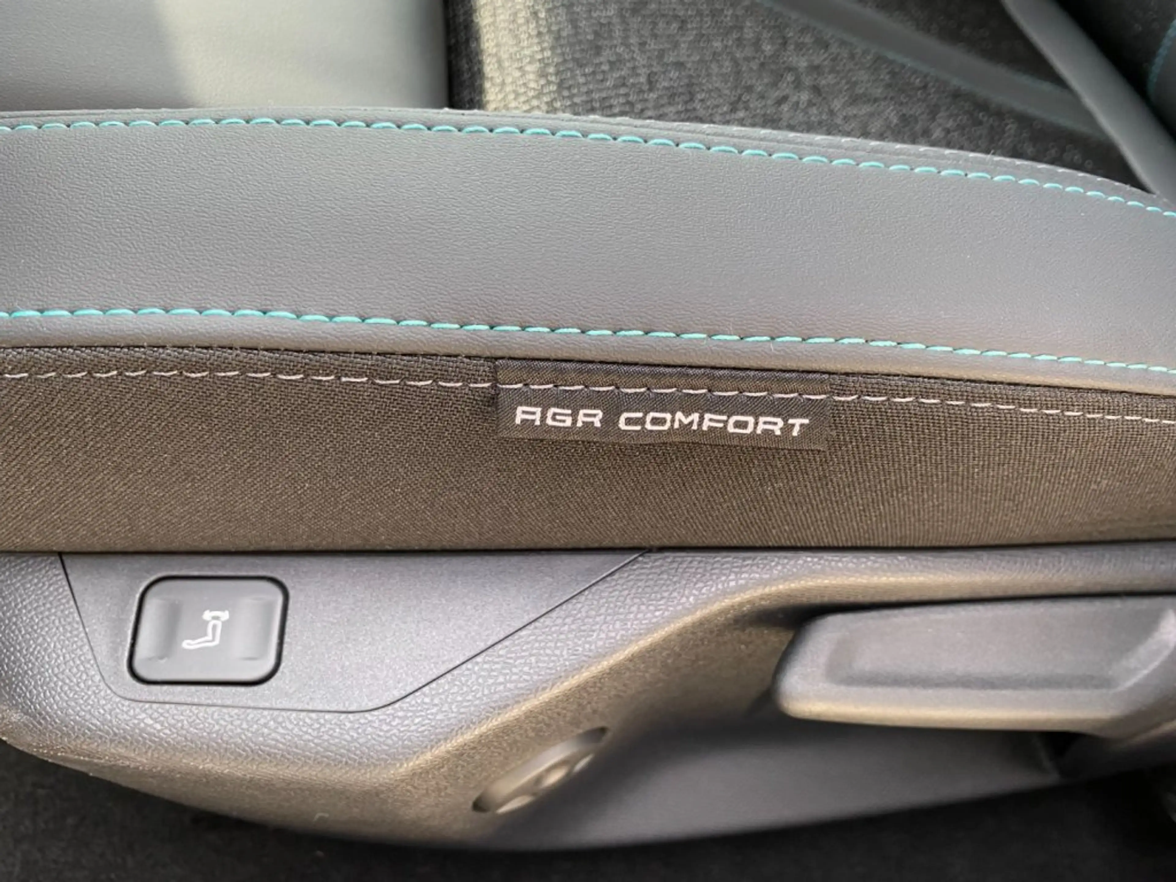 Peugeot 308 SW ALLURE Hybrid 145 e-DCS6 — photo 10