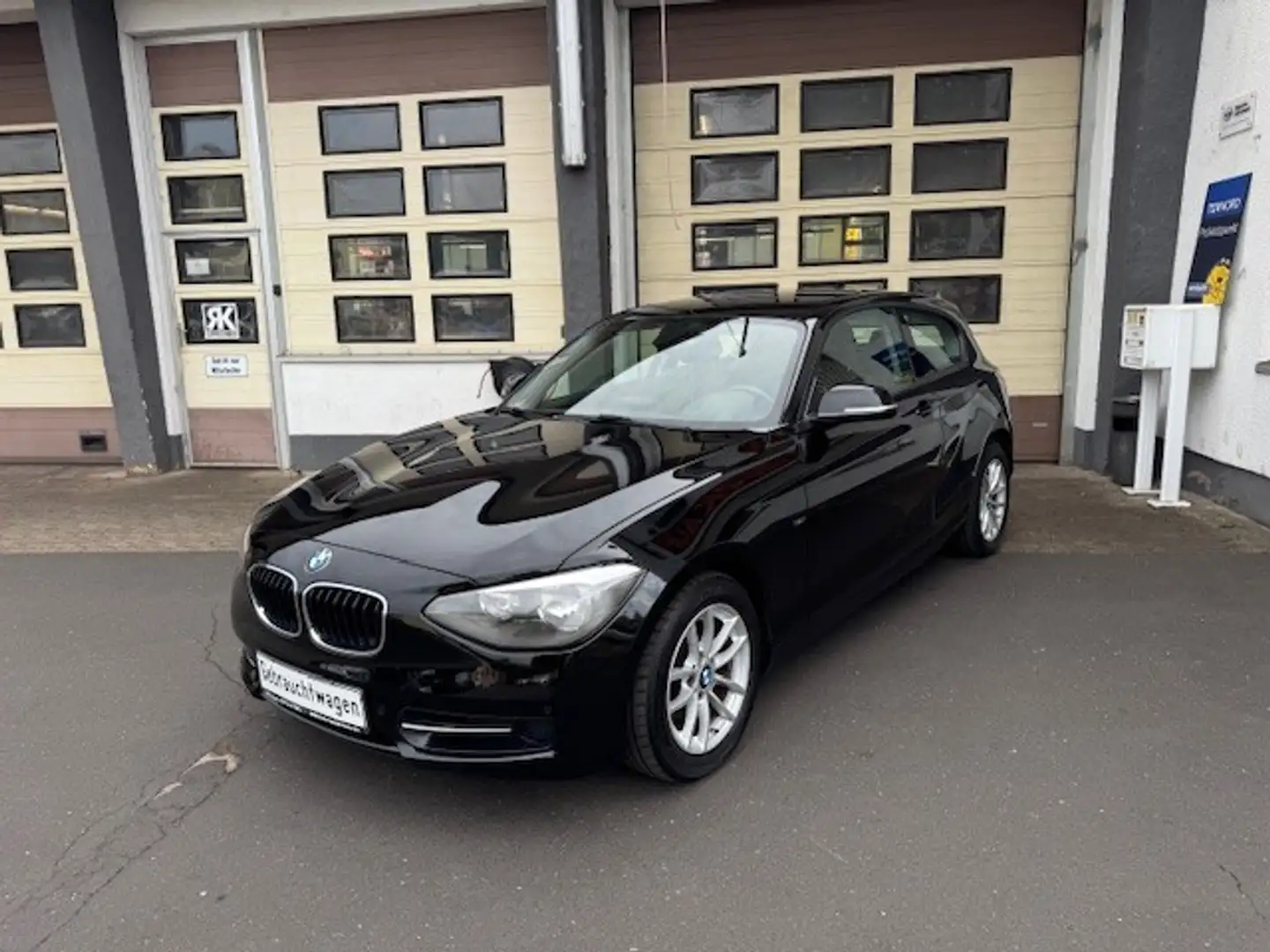 BMW 118 i Sport-Line Klimaautomatik Alu PDC SHZ Klima Schwarz - 2