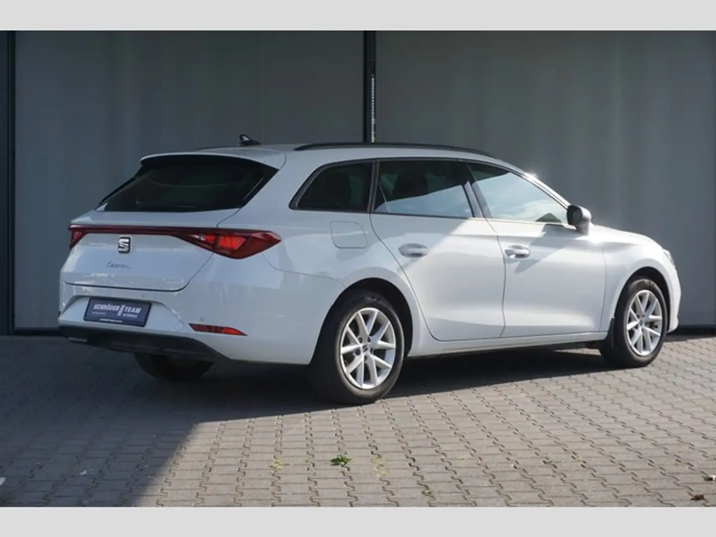 SEAT Leon Sportstourer 1.0 eTSI DSG Style FullLink AHK Weiß - 2