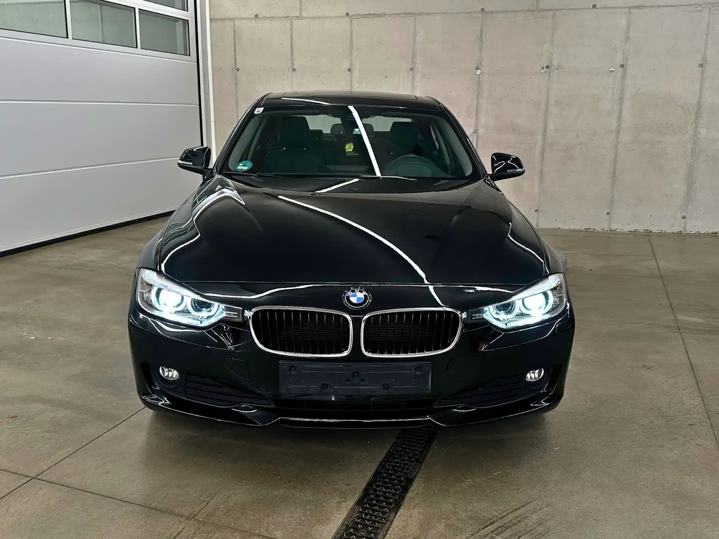 BMW 320 320d xDrive Schwarz - 2