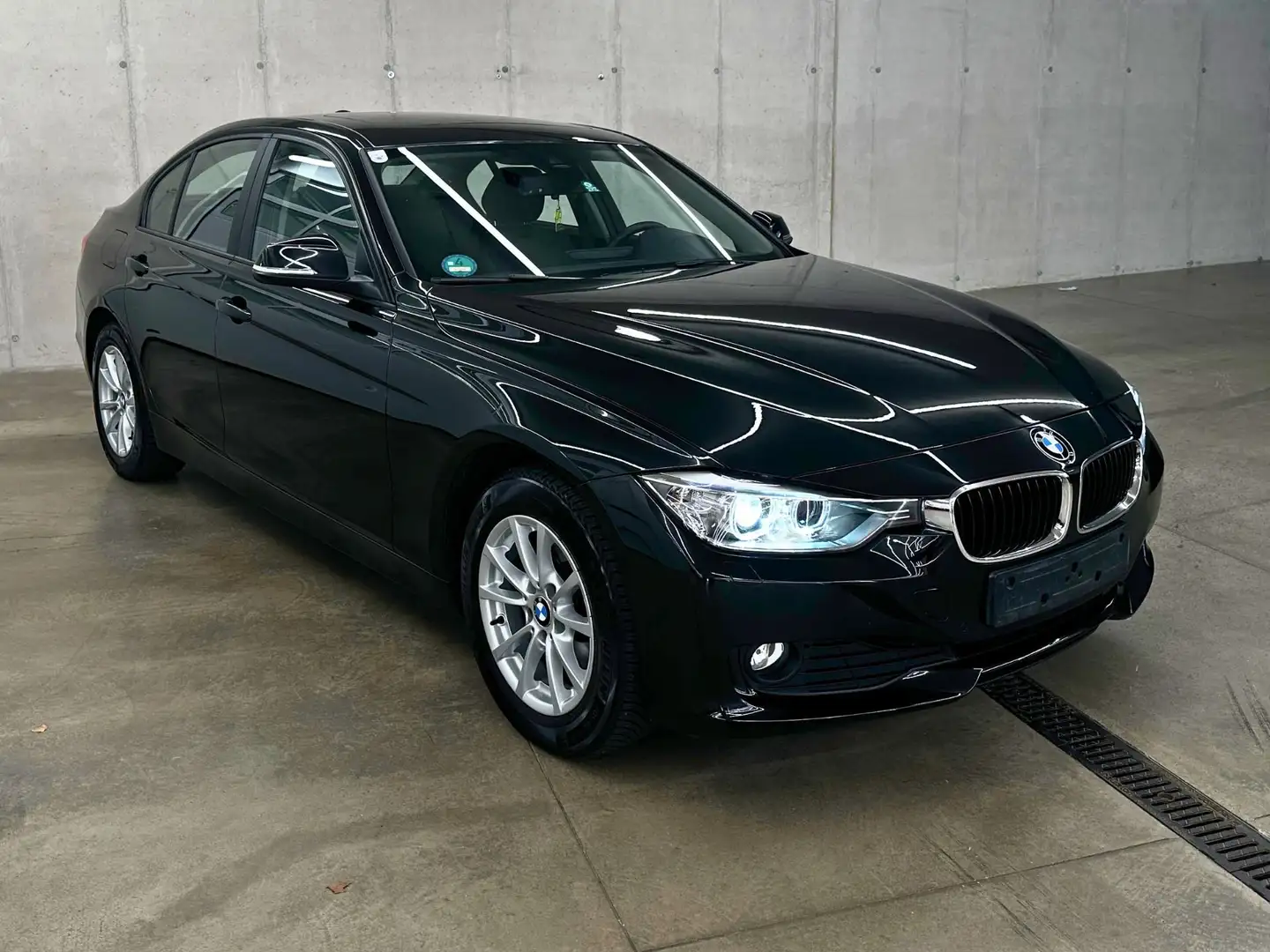 BMW 320 320d xDrive Schwarz - 1