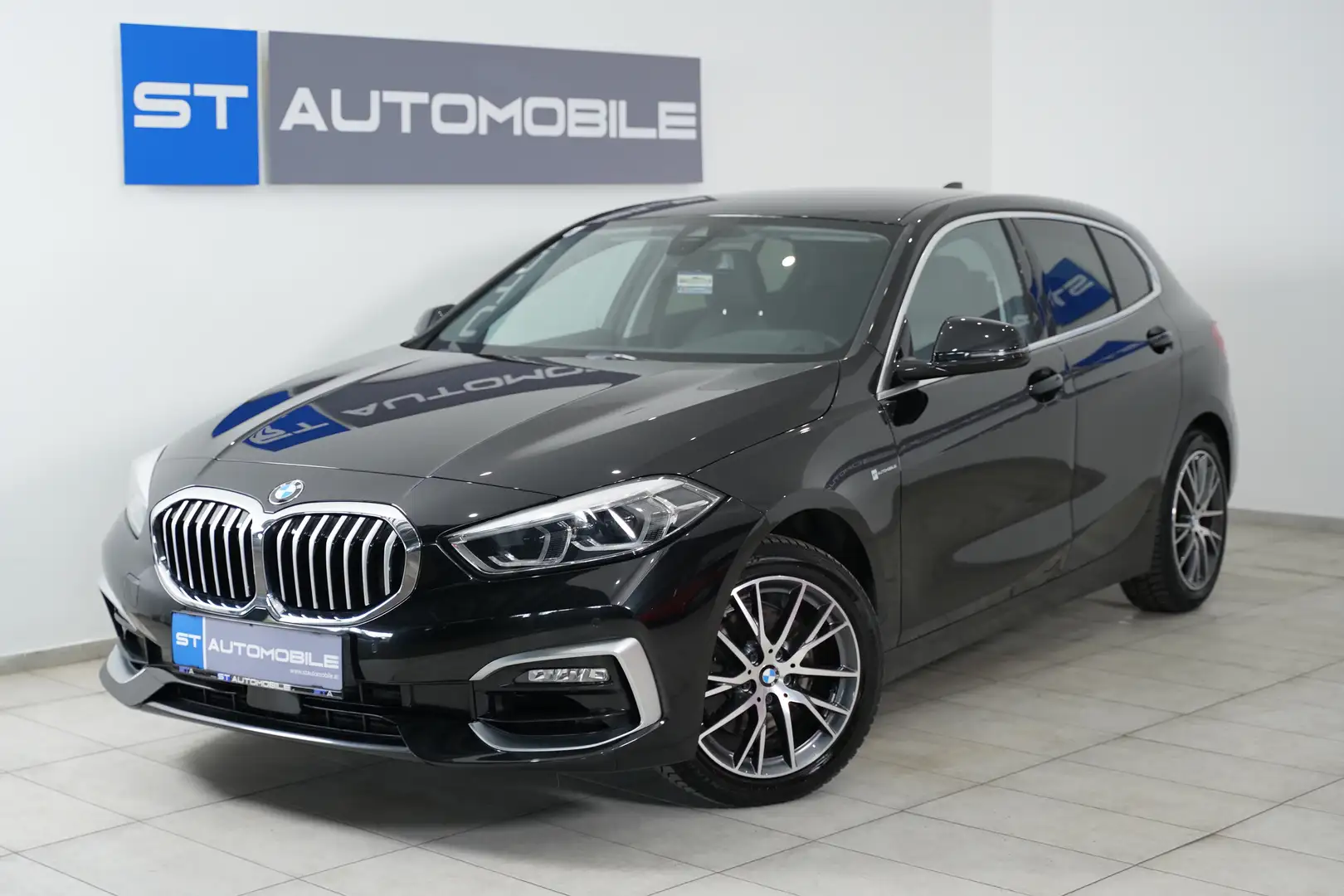 BMW 118 i Luxury Line Aut. //1.BESITZ //NAVI //SPORTSITZE Noir - 1