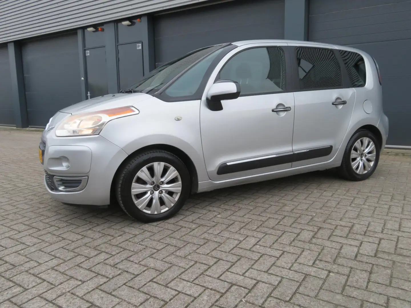Citroen C3 Picasso 1.6 VTi Exclusive 149609 km nap Grau - 2