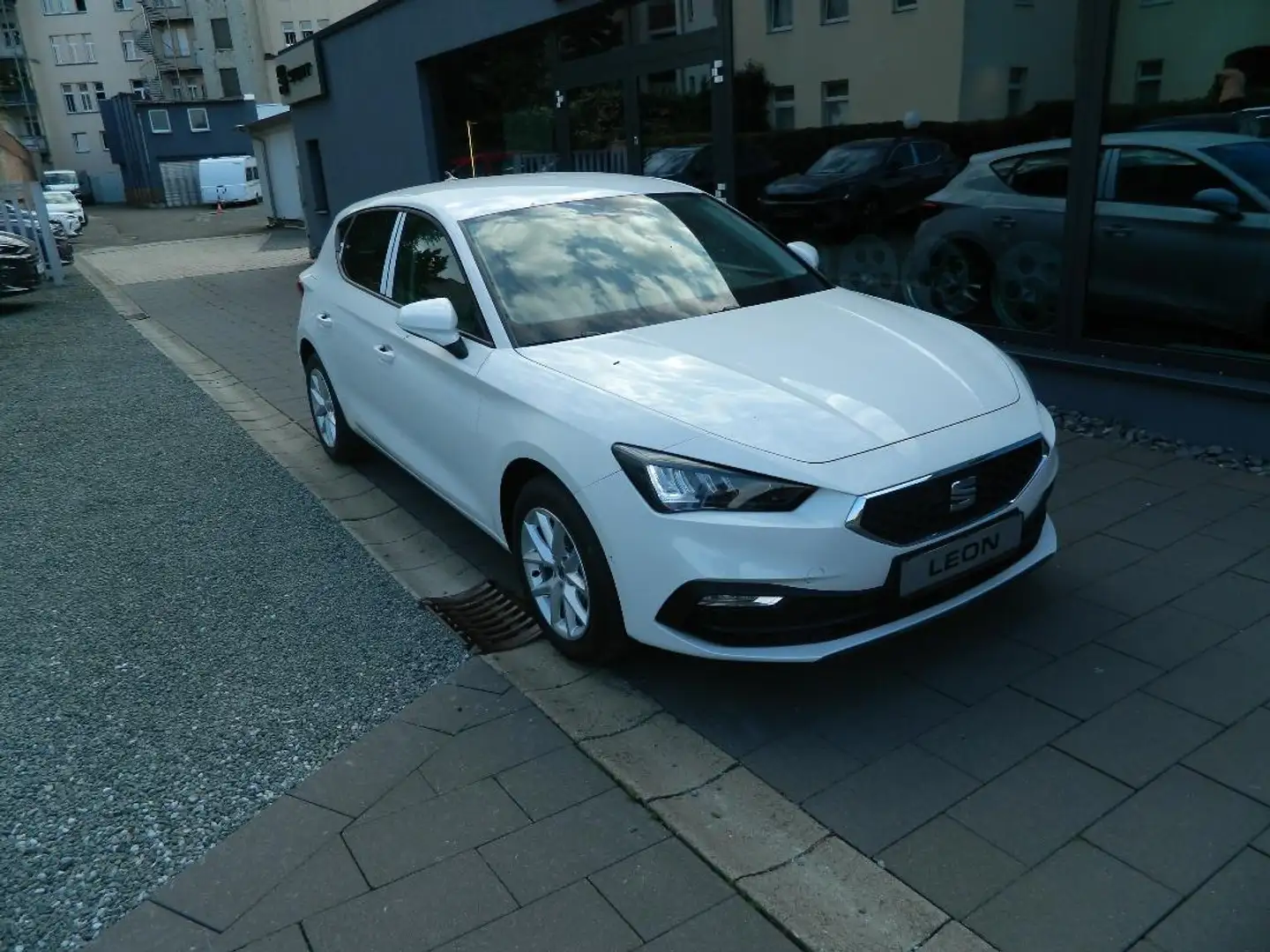 SEAT Leon Style Leon Road Edition 1.5 eTSI DSG SItzheiz/Kess Weiß - 1