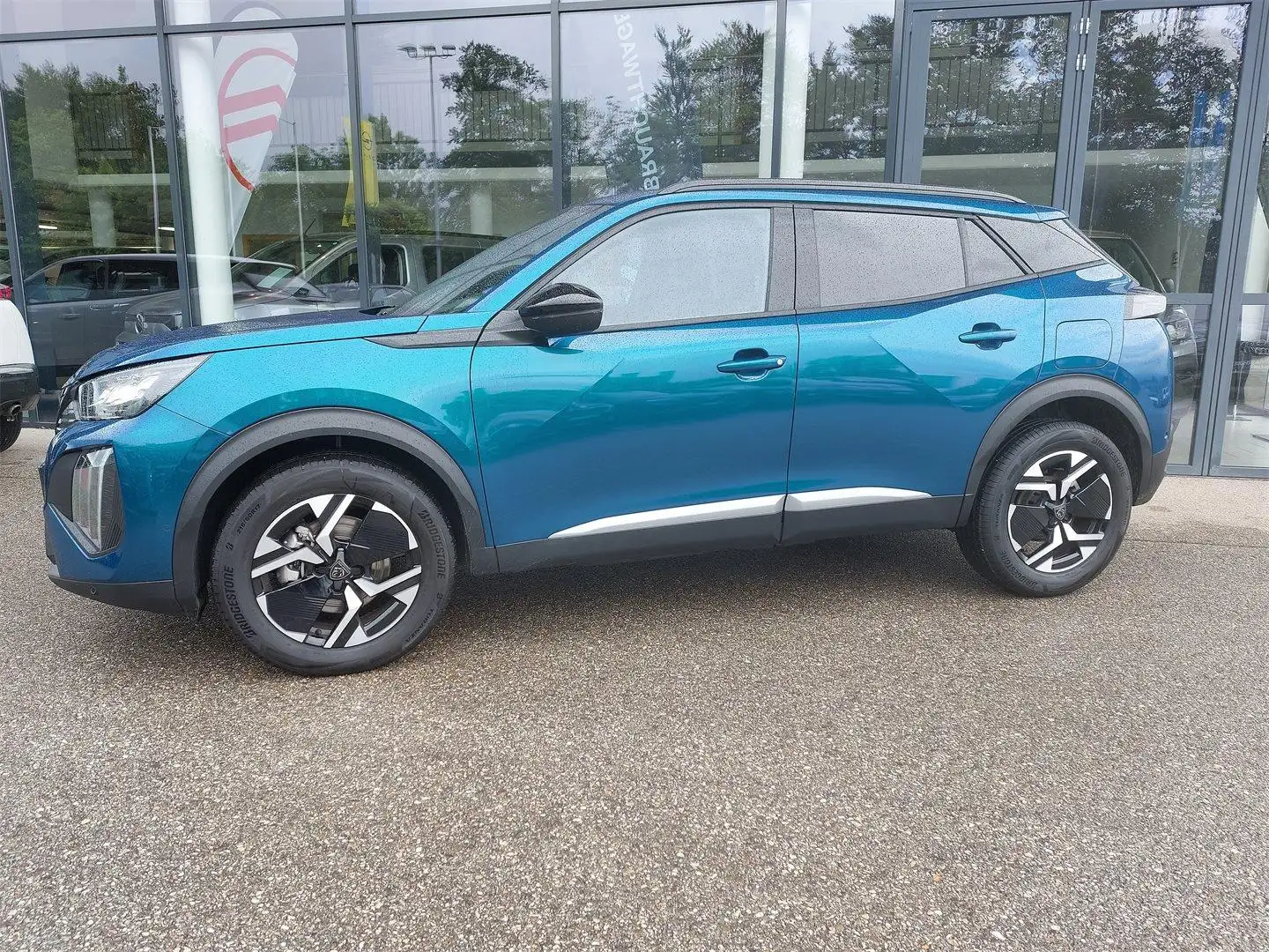 Peugeot 2008 Hybrid 145 e-DCS6 Allure Blau - 2