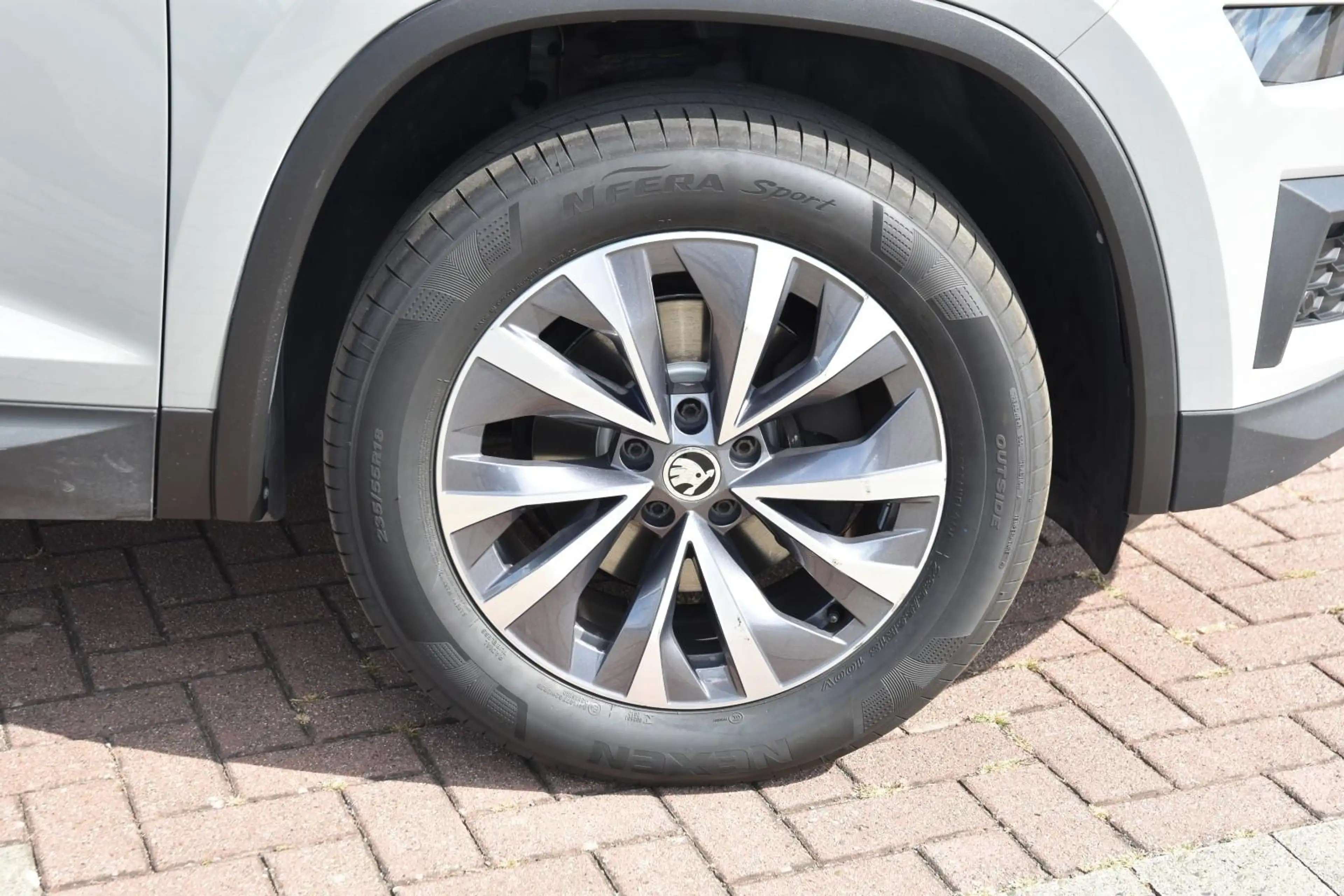 Skoda Kodiaq 2.0 TDI DSG*Matrix*Navi*AHK*Sthz.*R.Cam.* — photo 9