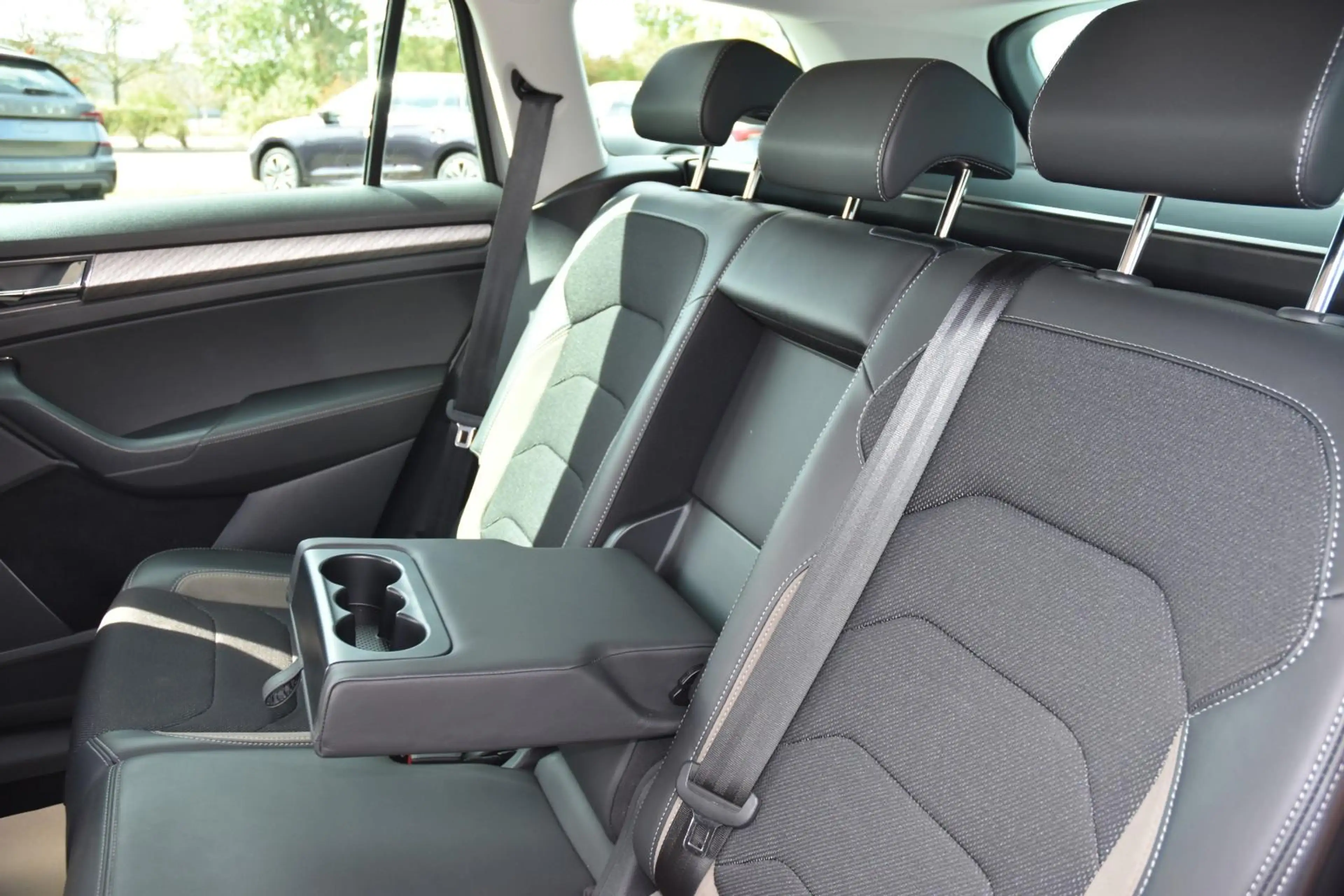 Skoda Kodiaq 2.0 TDI DSG*Matrix*Navi*AHK*Sthz.*R.Cam.* — photo 12