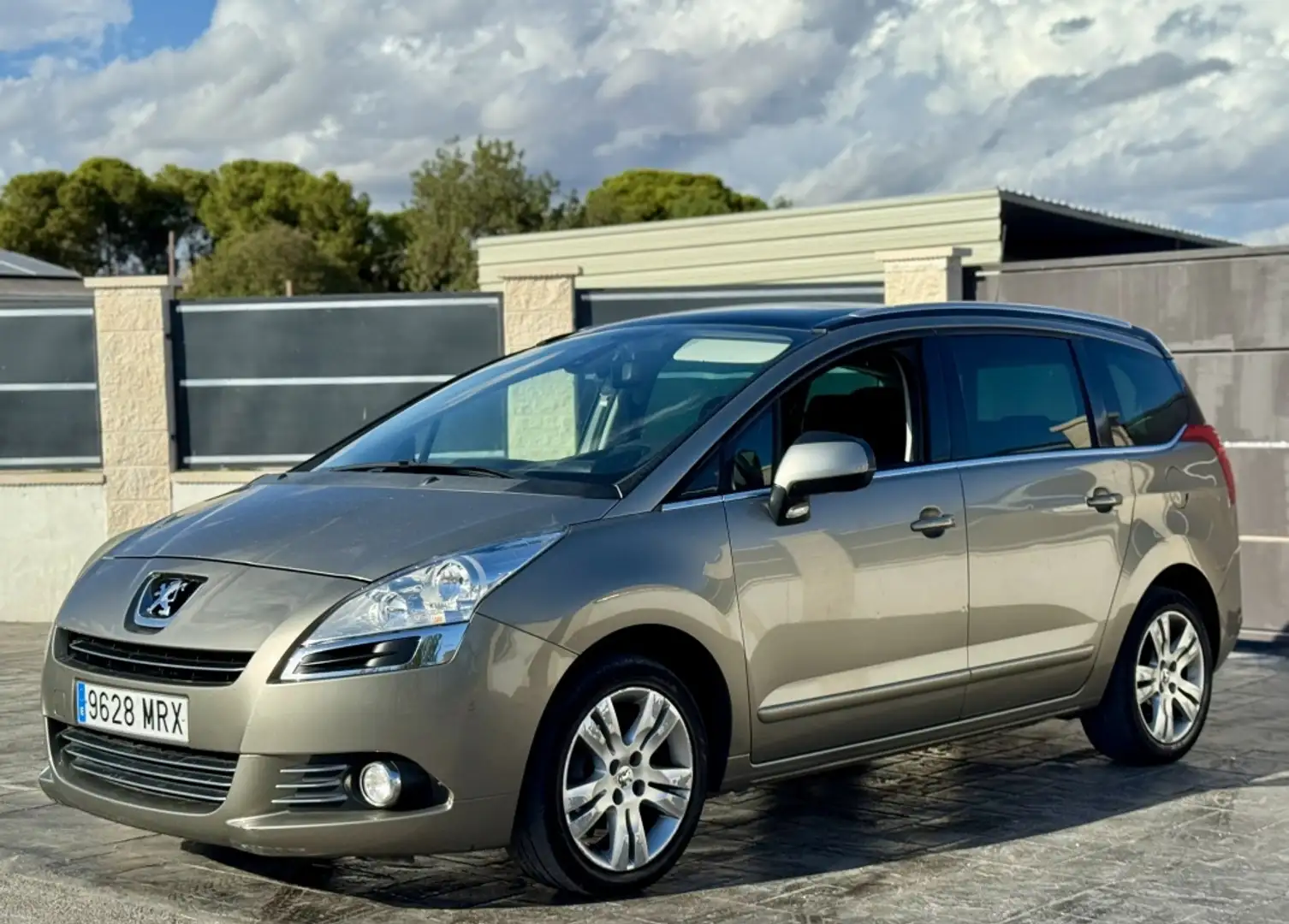 Peugeot 5008 1.6HDI Premium Pack Beige - 1