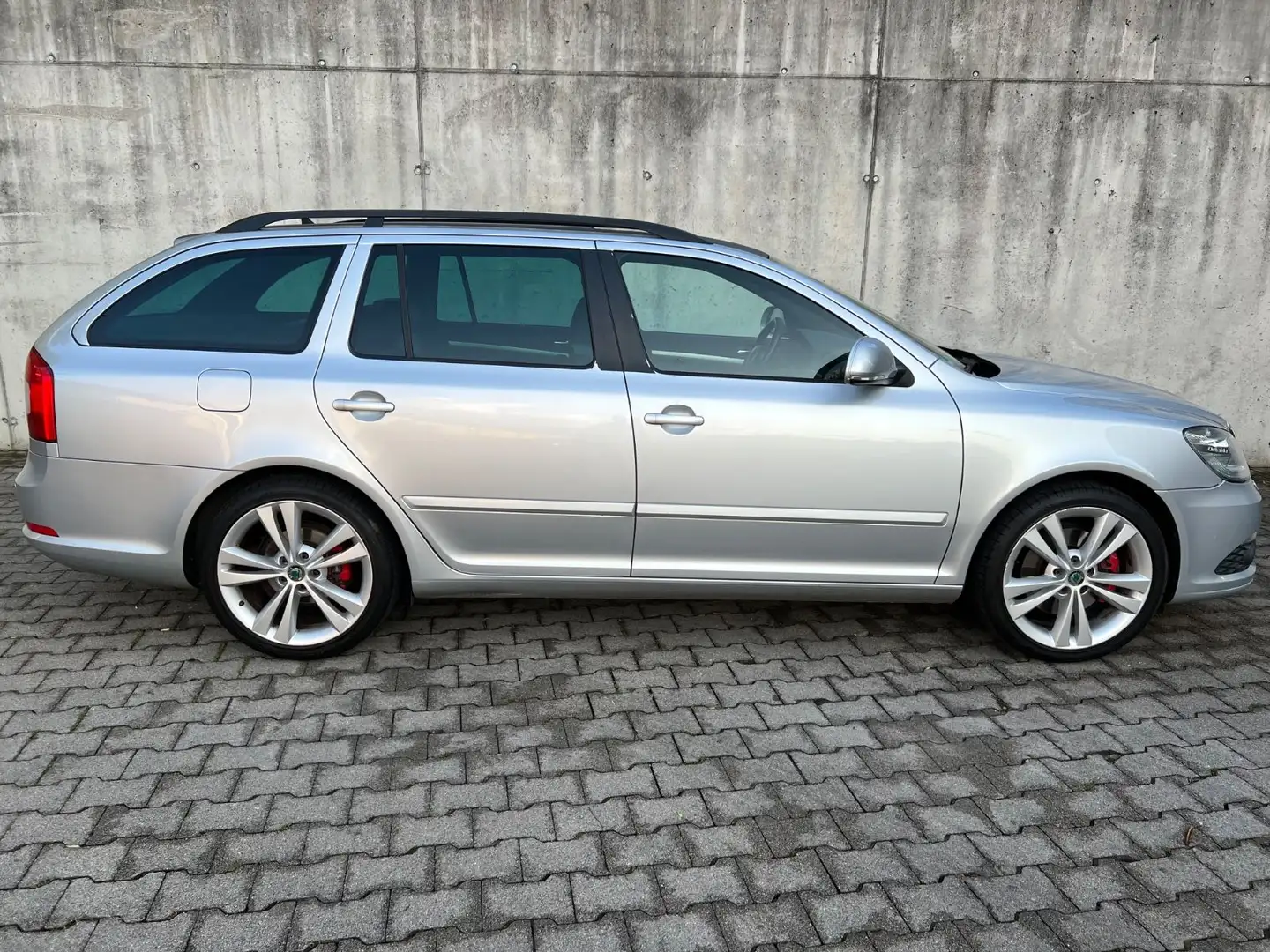 Skoda Octavia 2.0TDI RS Combi*Xenon*Leder*3Hand*EU5*SD Grau - 2