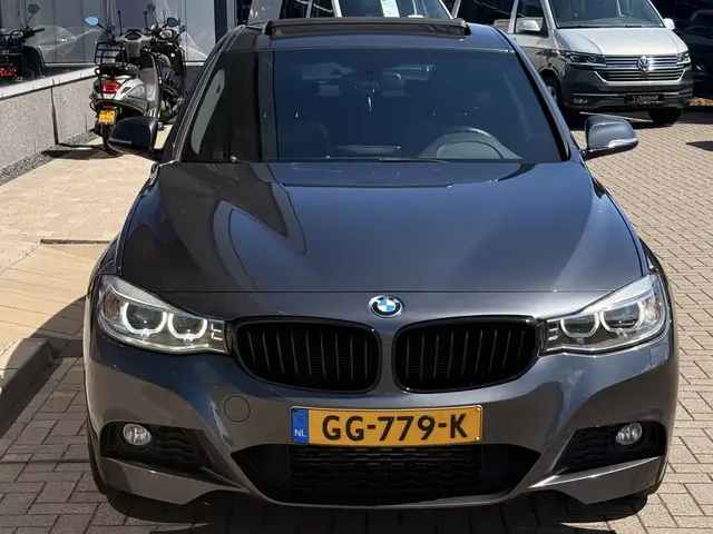 BMW 3 Series view 6