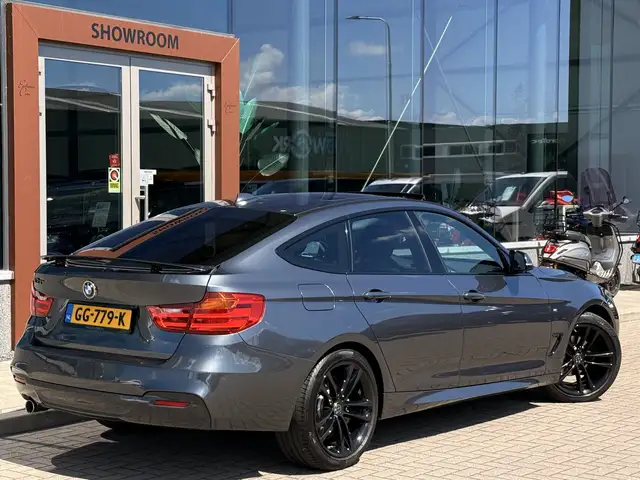 BMW 3 Series view 15