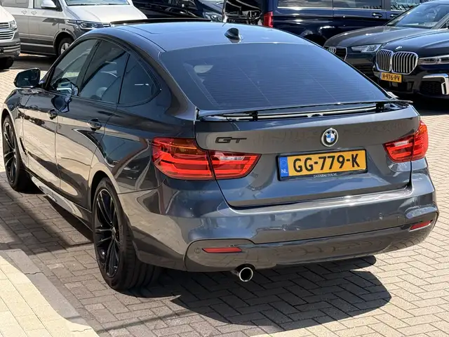 BMW 3 Series view 19